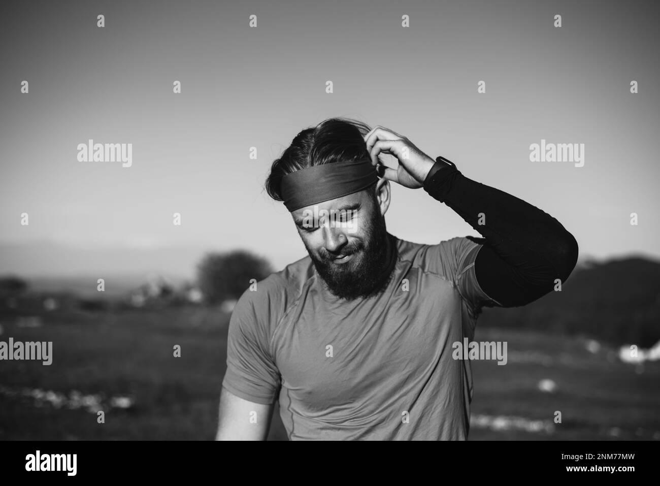 Un athlète déterminé se préparant au début de l'entraînement sur le sommet de la montagne au lever du soleil. Banque D'Images