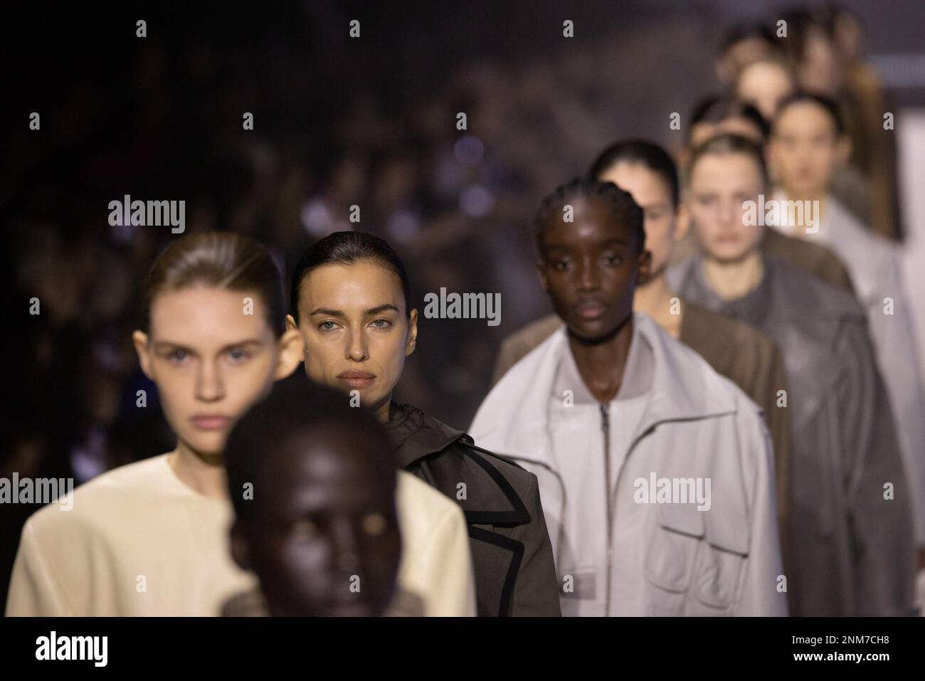 Milan, Italie. 24th févr. 2023. Irina Shayk marche sur la piste du défilé de mode de Tod pendant la semaine de mode de Milan vêtements pour femmes automne/hiver 2023/2024 sur 24 février 2023 à Milan, Italie. © photo: Cinzia Camela. Crédit : Agence photo indépendante/Alamy Live News Banque D'Images