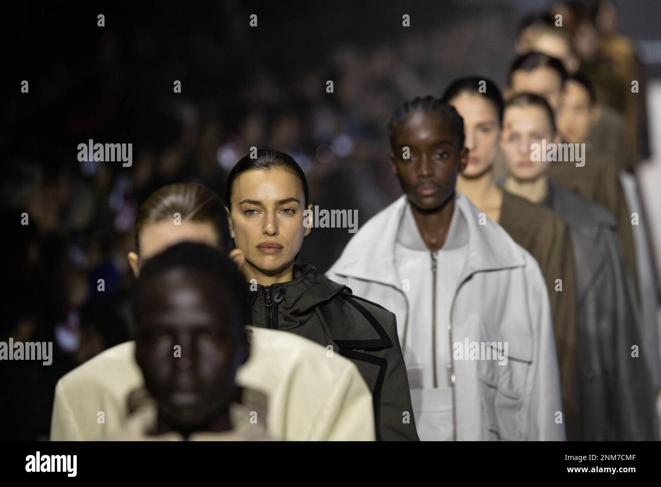 Milan, Italie. 24th févr. 2023. Irina Shayk marche sur la piste du défilé de mode de Tod pendant la semaine de mode de Milan vêtements pour femmes automne/hiver 2023/2024 sur 24 février 2023 à Milan, Italie. © photo: Cinzia Camela. Crédit : Agence photo indépendante/Alamy Live News Banque D'Images