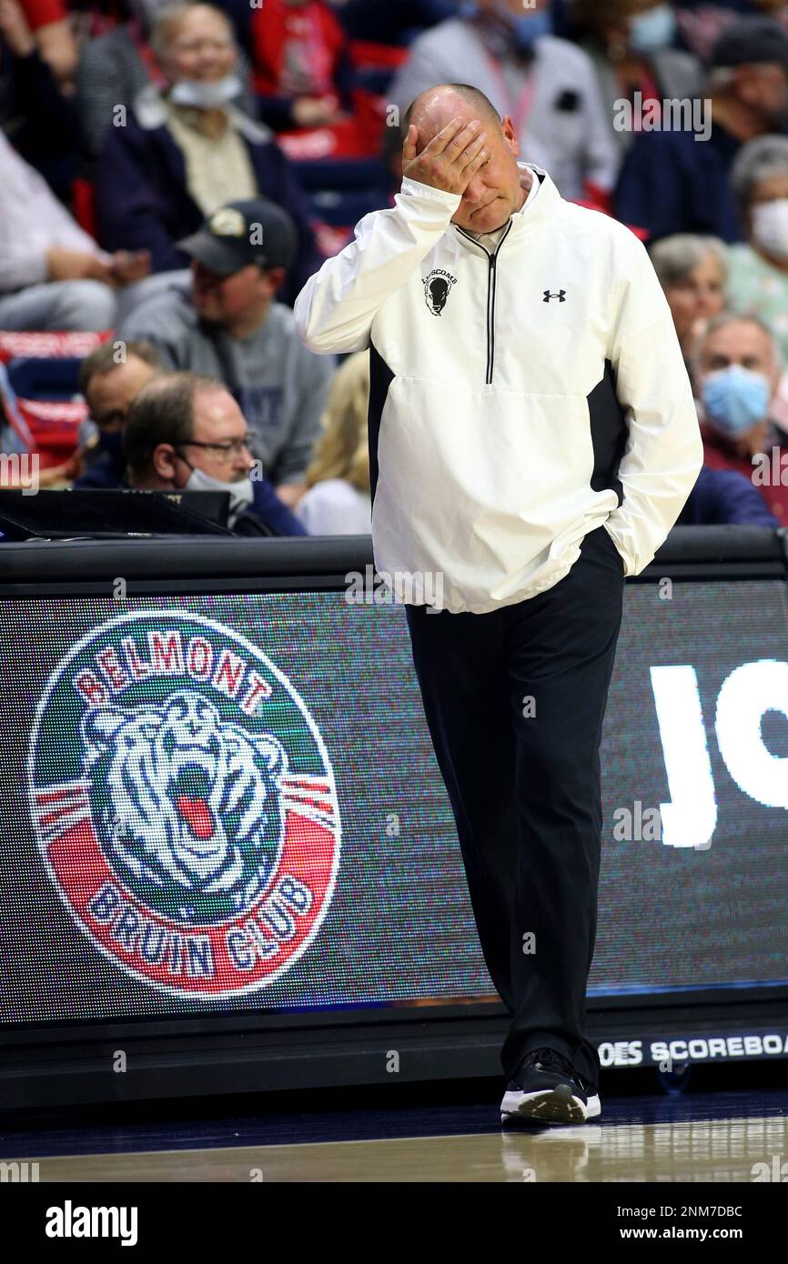 NASHVILLE, TN - DECEMBER 02: Lipscomb Bisons head coach Lennie Acuff covers his eyes in frustration during a game between the Belmont Bruins and Lipscomb Bisons, December 2, 2021, at the Curb Events Center in Nashville, Tennessee. (Photo by Matthew Maxey/Icon Sportswire) (Icon Sportswire via AP Images) Banque D'Images