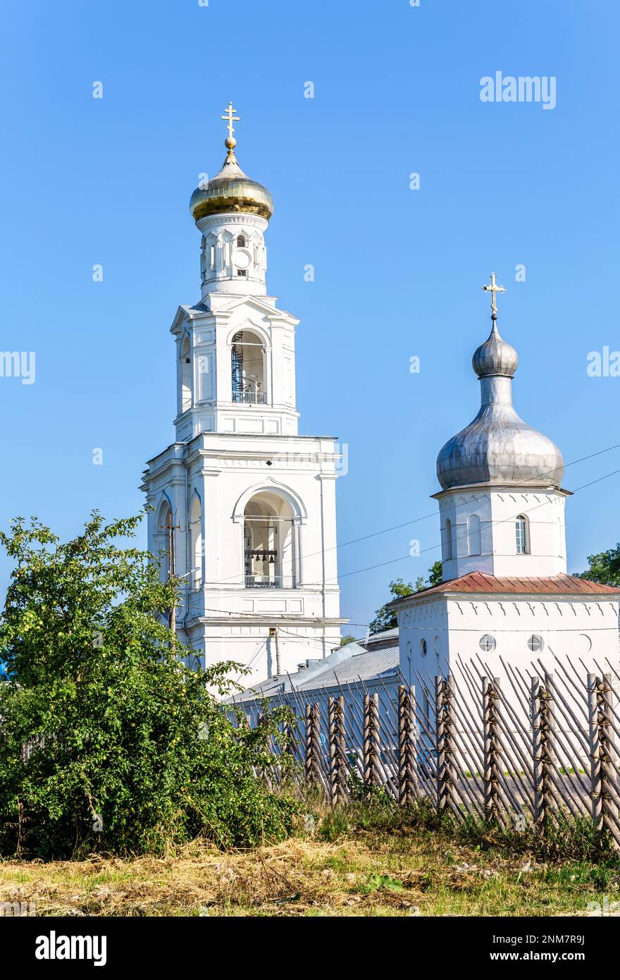 Clocher de la rue Monastère orthodoxe de George (Yuriev) en été, jour ensoleillé Banque D'Images