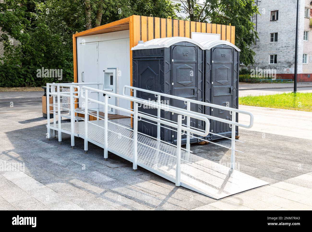 Nouveau stand de toilettes publiques modulaire sur la rue de la ville Banque D'Images