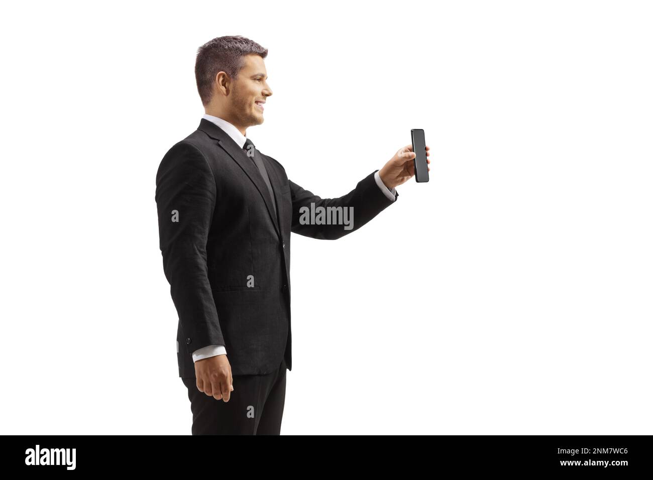 Photo de profil d'un homme d'affaires montrant un téléphone portable isolé sur fond blanc Banque D'Images