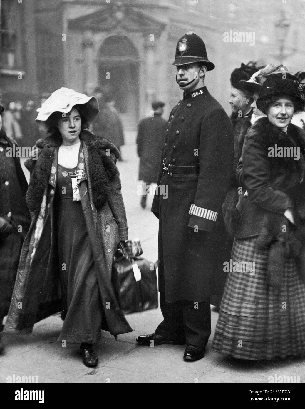 Johnny Cyprus - suffragette Mabel Capper devant le tribunal de la rue Bow après arrestation - 1912. Banque D'Images