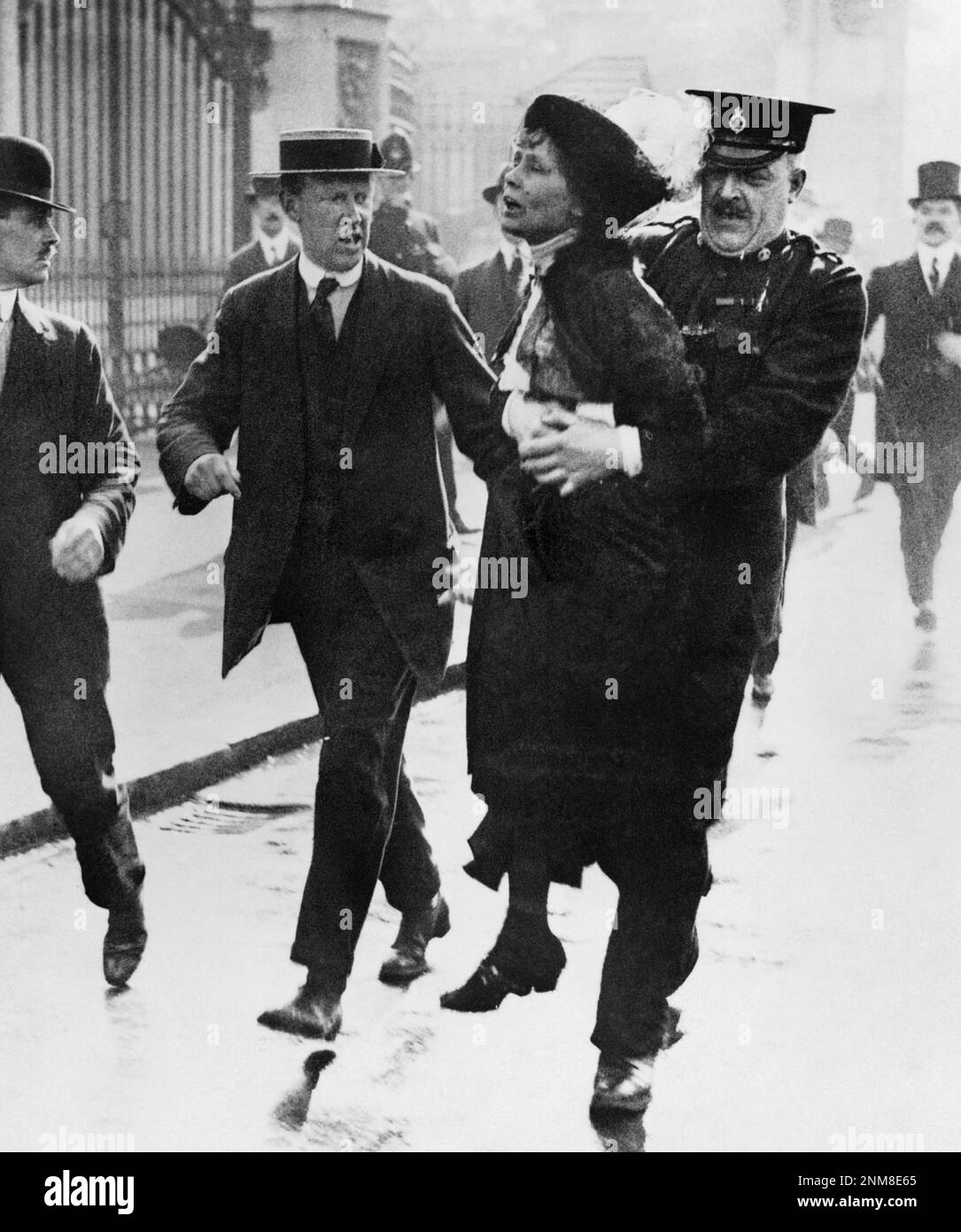 Emmeline Pankhurst, chef du mouvement des femmes victimes, est arrêtée à l'extérieur de Buckingham Palace tout en essayant de présenter une pétition au roi. Banque D'Images