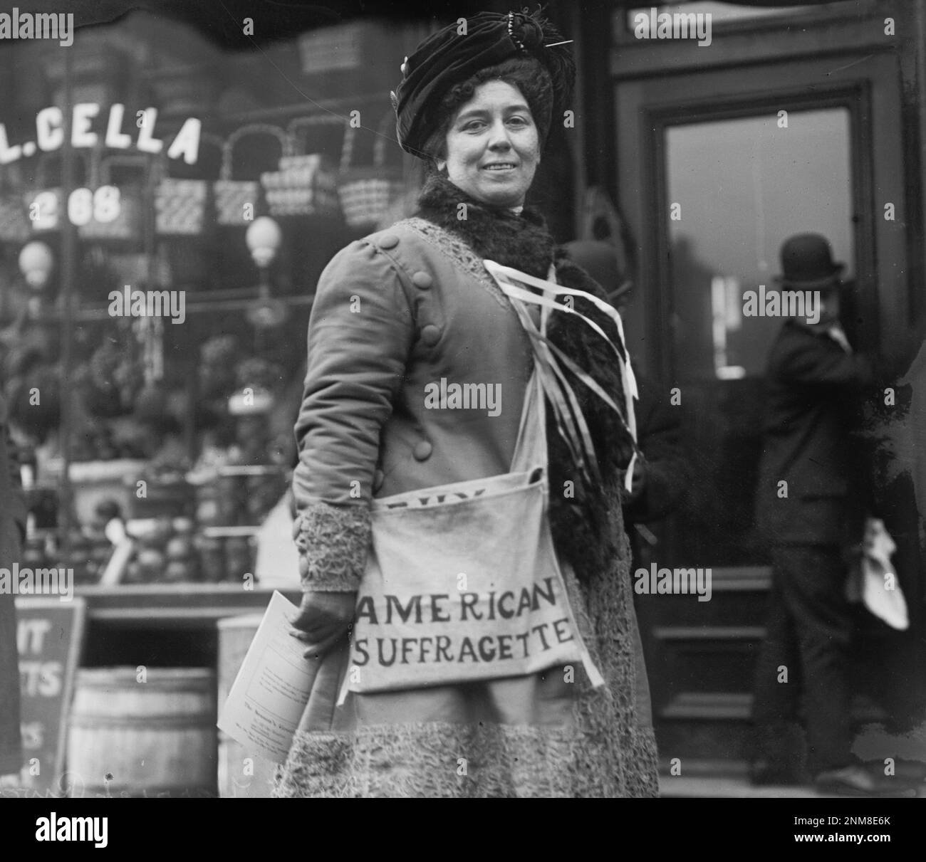 Mme H. Riordan suffragette américaine distribuant des dépliants à New York - c1910 Banque D'Images