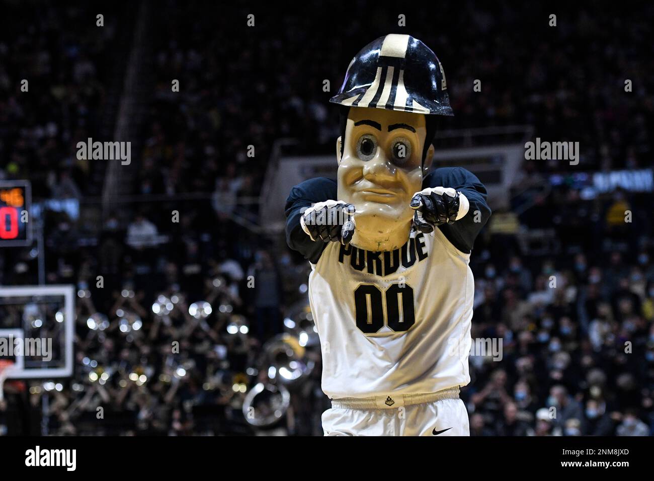 WEST LAFAYETTE, IN - NOVEMBER 26: Purdue Pete entertains the crowd during the college basketball game between the Omaha Mavericks and the Purdue Boilermakers on November 26, 2021, at Mackey Arena in West Lafayette, Indiana. (Photo by Michael Allio/Icon Sportswire) (Icon Sportswire via AP Images) Banque D'Images