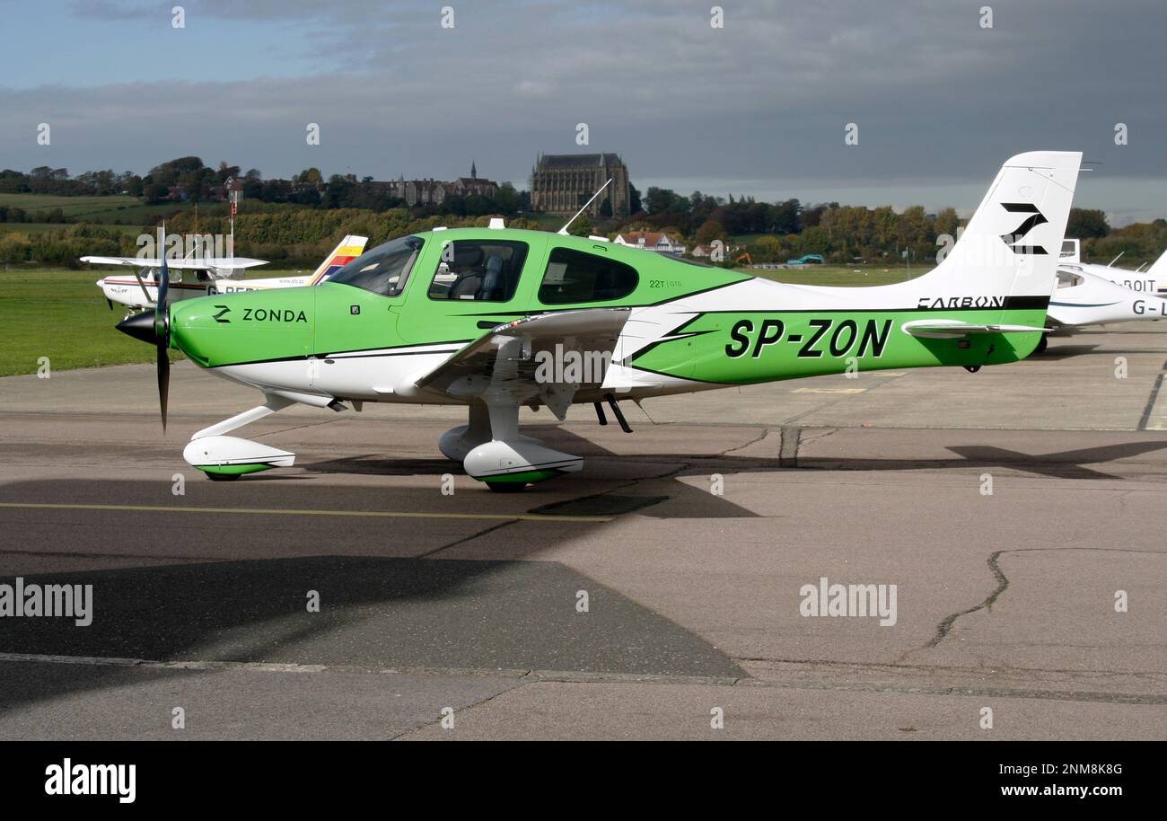 Un avion léger au carbone Cirrus SR22T-GTS G6 sur la rampe de l'aéroport de Brighton City à Sussex, en Angleterre Banque D'Images