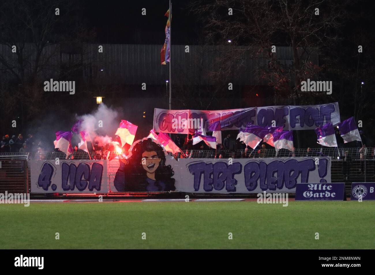 Fans de tennis Borussia Berlin pendant le match entre tennis Borussia Berlin vs Viktoria Berlin, Regionalliga Nordost (Regional League Nordeast), Round 22, Berlin, Allemagne, 24, Février 2023. Fabián de Ciria. Credit: Fabideciria / Alamy Live News Banque D'Images