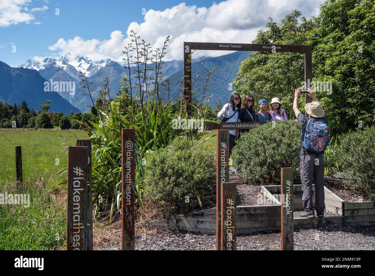 Touristes prenant des photos avec une toile de fond de Mt Tasman et Mt Cook du lac Matheson, Fox Glacier, South Island, Nouvelle-Zélande Banque D'Images