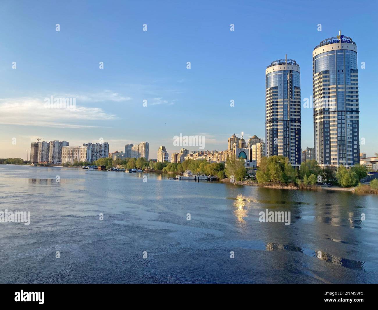Complexe résidentiel Sunny riviera. Deux gratte-ciel modernes et luxueux contre un ciel bleu. Concept d'architecture moderne en verre, acier et béton. Kiev Banque D'Images