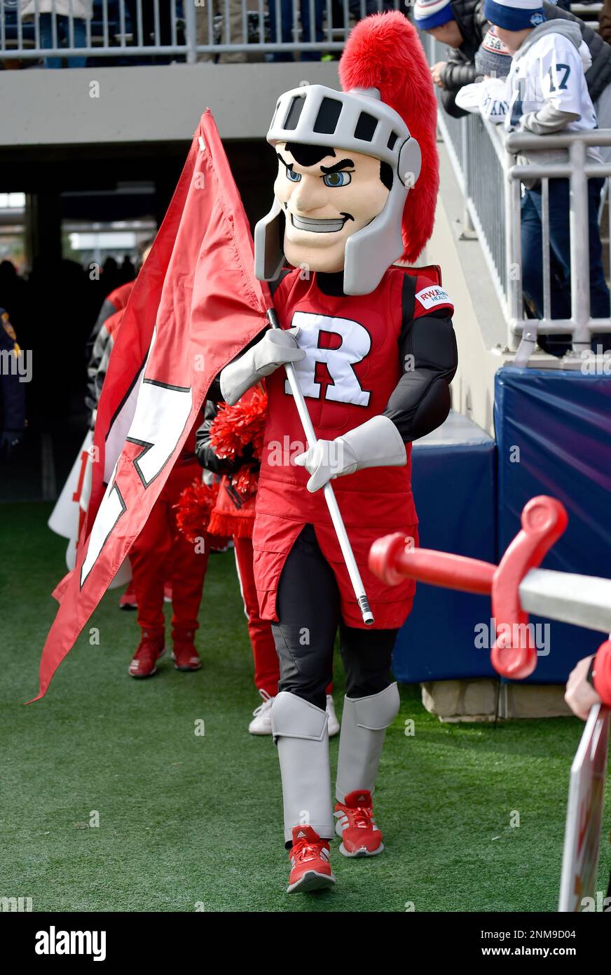 UNIVERSITY PARK, PA - NOVEMBER 20: The Rutgers Scarlet Night mascot prepares to run onto the field before the Rutgers Scarlet Knights versus Penn State Nittany Lions game on November 20, 2021 at Beaver Stadium in University Park, PA. (Photo by Randy Litzinger/Icon Sportswire) (Icon Sportswire via AP Images) Banque D'Images