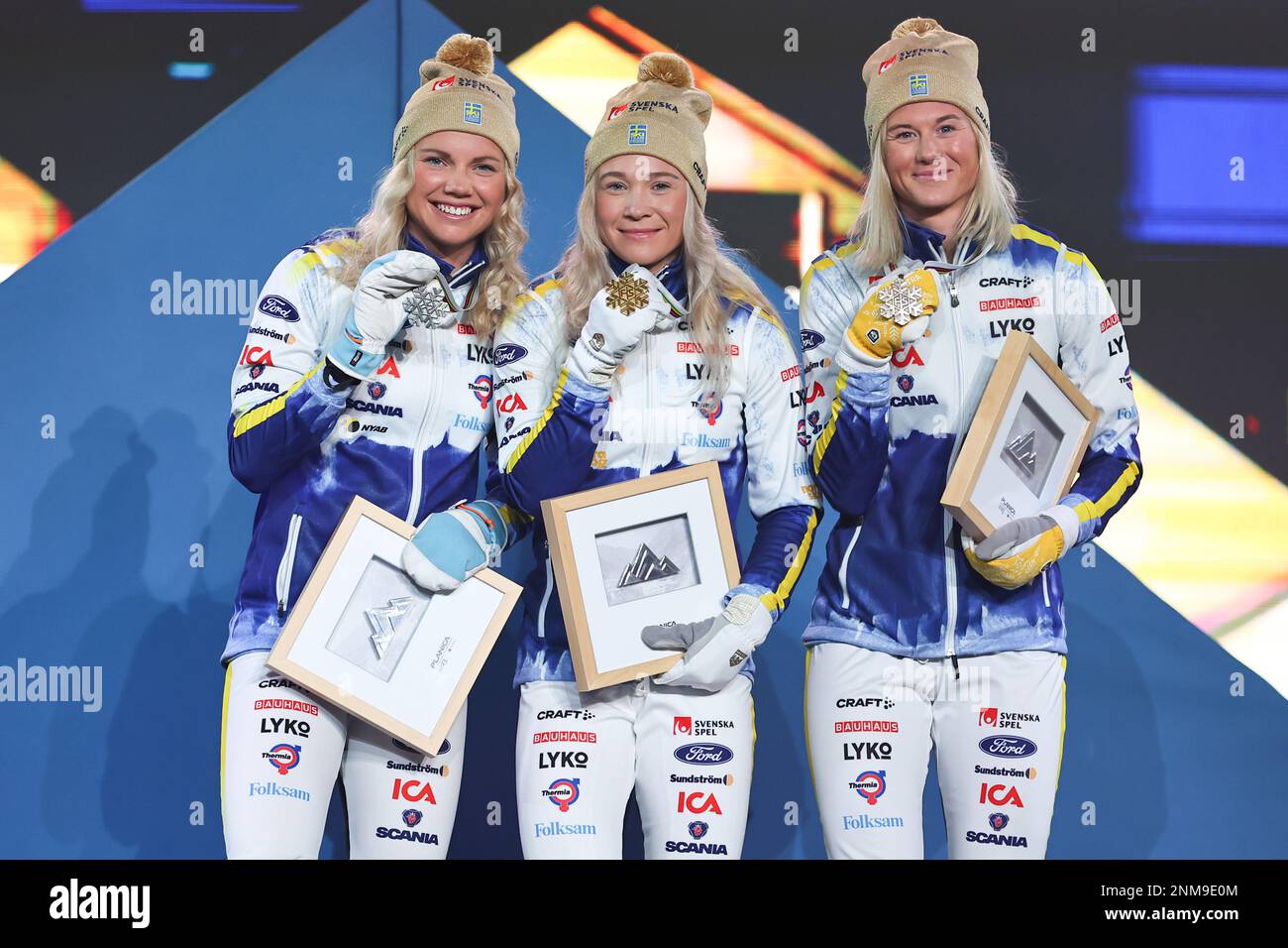 Kranjska Gora, Slovénie. 24th févr. 2023. Ski nordique: Championnats du monde, ski de fond - sprint classique, femmes, cérémonie de remise des prix. Jonna Sundling (M) de Suède applaudit avec sa médaille d'or à côté de la deuxième Emma Ribom (l) et la troisième place Maja Dahlqvist (r), toutes deux de Suède. Credit: Daniel Karmann/dpa/Alay Live News Banque D'Images