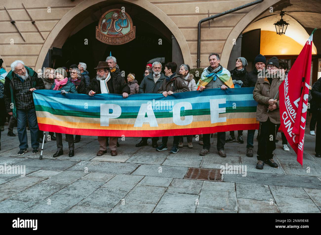 Cuneo, Italie. 24th février 2023. A l'occasion du premier anniversaire de la guerre déclarée par la Russie de Poutine à l'Ukraine, une marche appelant à la paix a été organisée dans de nombreuses villes italiennes. Cette image montre des centaines de personnes manifestant dans les rues de Cuneo (Piémont) pour la cessation des hostilités et le lancement d'une action diplomatique sérieuse et durable. Credit: Luca Prestia / Alamy Live News Banque D'Images