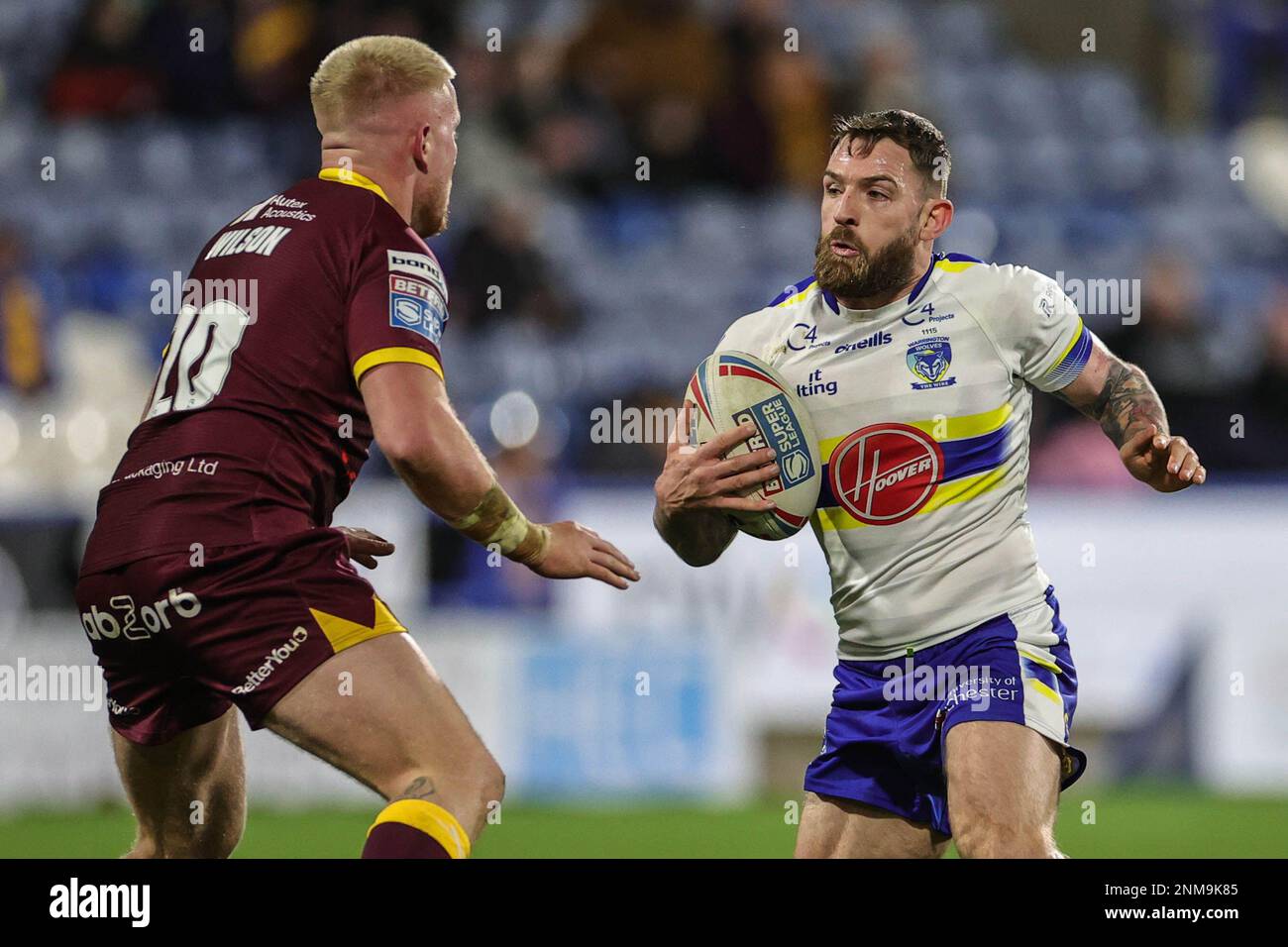 Daryl Clark #9 de Warrington Wolves cherche un passage devant Olly Wilson #20 de Huddersfield Giants pendant le match de la Super League Round 2 de Betfred Huddersfield Giants vs Warrington Wolves au stade John Smith, Huddersfield, Royaume-Uni, 24th février 2023 (photo de Mark Cosgrove/News Images) Banque D'Images