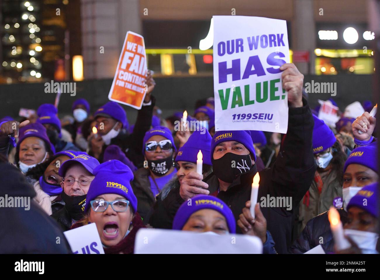 Photo by: NDZ/STAR MAX/IPx 2021 11/17/21 Workers from the 1199 SEIU attend the "Together We Stand March and Rally For Nursing Home Heroes" on November 17, 2021 in Times Square, Manhattan, New York City. (NYC) Banque D'Images
