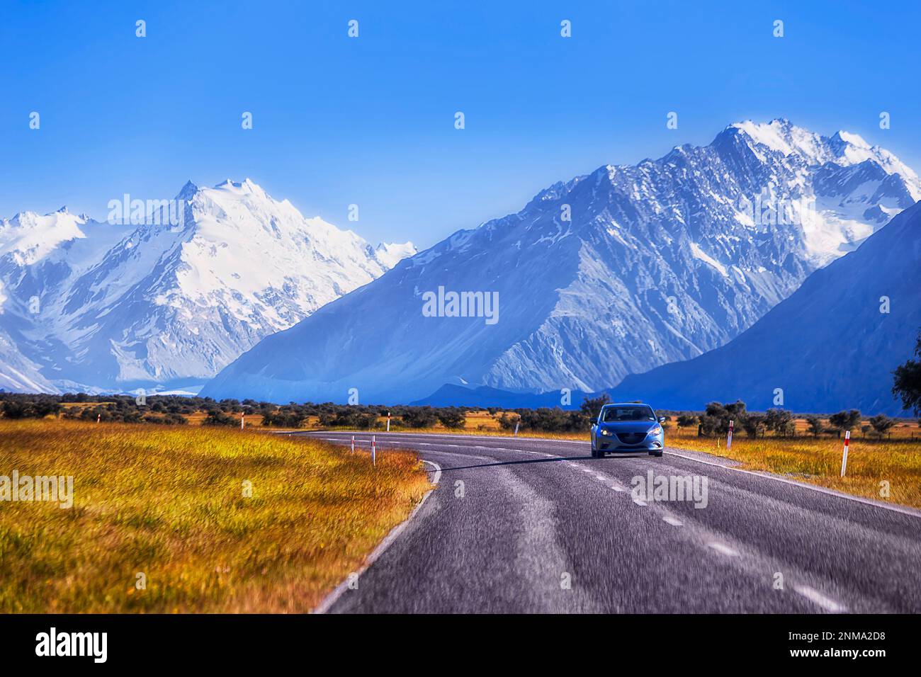 Autoroute 80 avec petite voiture touristique dans la vallée de Mt Cook Aoraki Tasman en Nouvelle-Zélande. Banque D'Images