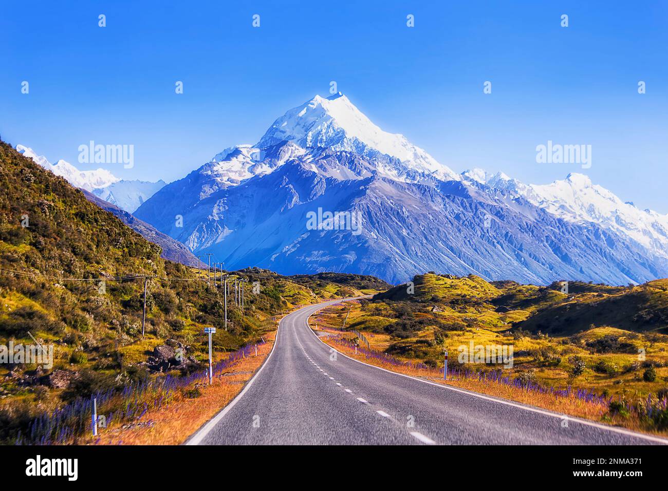 Sommet rocheux enneigé du Mont Cook Aoraki dans les hautes montagnes de la Nouvelle-Zélande depuis l'autoroute 80. Banque D'Images