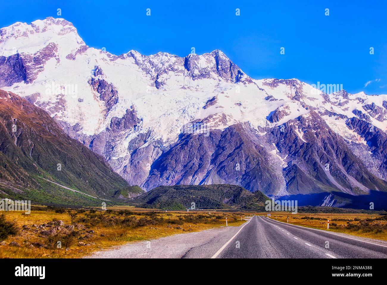 Village Aoraki Munt Cook, sous la gamme de montagnes rocheuses, dans la vallée de Tasman, en Nouvelle-Zélande, sur l'autoroute 80. Banque D'Images