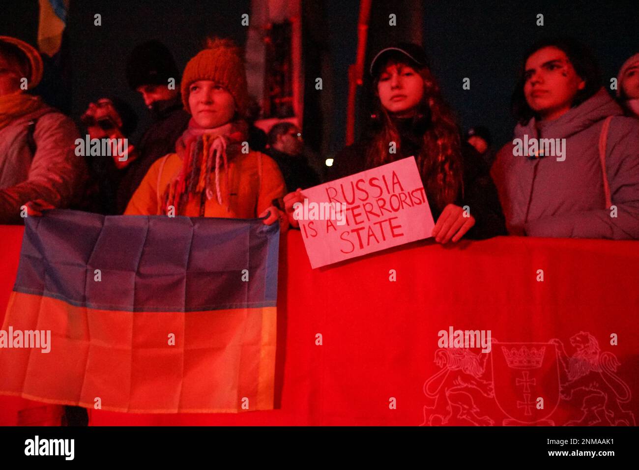 Gdansk, Pologne. 24th févr. 2023. Les personnes qui détiennent des drapeaux ukrainiens et polonais lors du rassemblement européen de solidarité anti-guerre avec l'Ukraine à l'occasion du premier anniversaire de l'attaque russe contre l'Ukraine à Plac Solidarnosci sont vues à Gdansk, en Pologne, le 24 février 2023 des filles ukrainiennes portant une bannière qui parle la Russie est un État terroriste est vu (Photo de Michal Fludra/NurPhoto) Credit: NurPhoto SRL/Alay Live News Banque D'Images