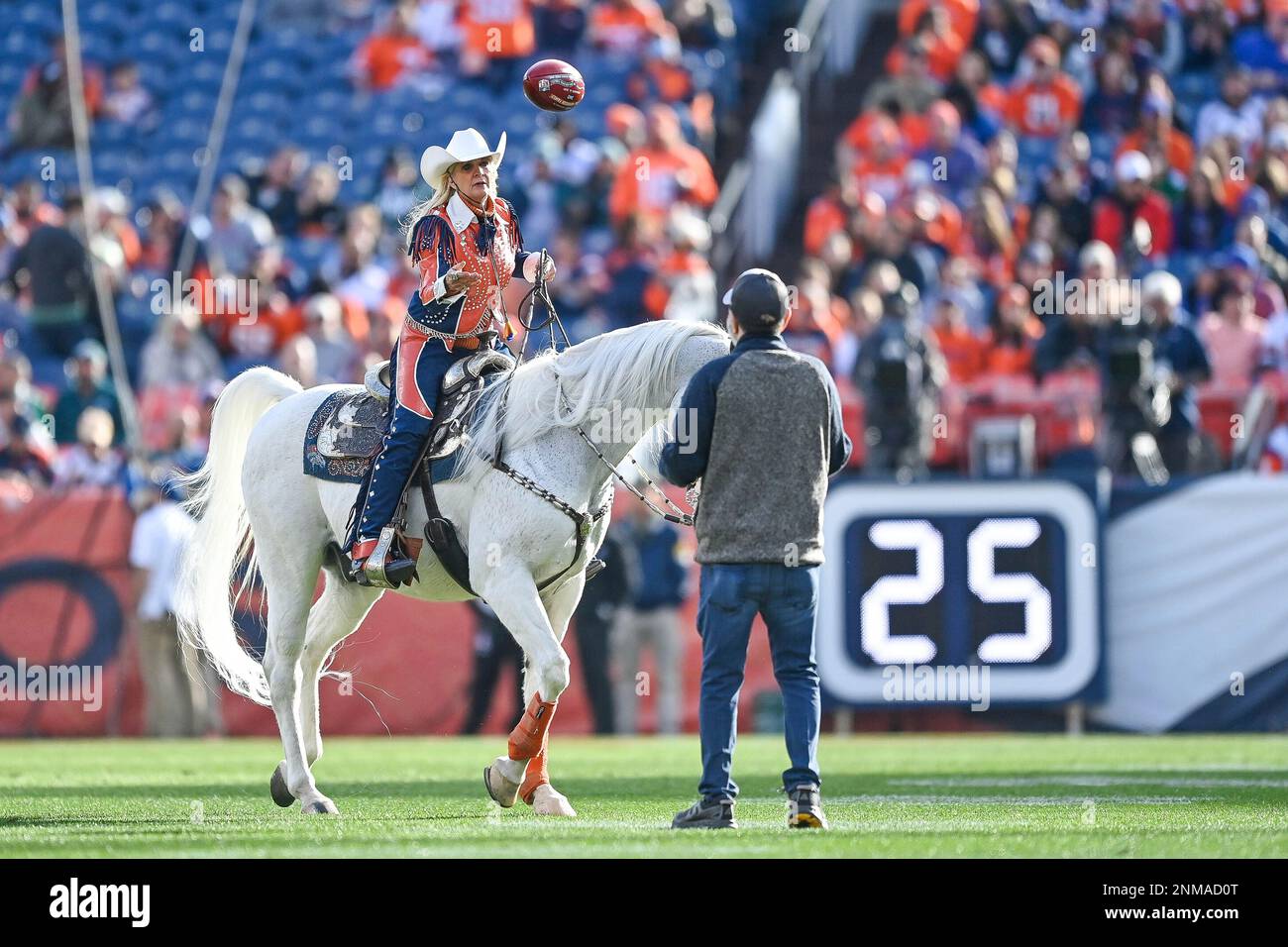 DENVER, CO - NOVEMBER 14: Ann Judge, riding the Denver Broncos live mascot Thunder, delivers the ceremonial game ball before a game between the Denver Broncos and the Philadelphia Eagles at Empower Field at Mile High on November 14, 2021 in Denver, Colorado. (Photo by Dustin Bradford/Icon Sportswire) (Icon Sportswire via AP Images) Banque D'Images
