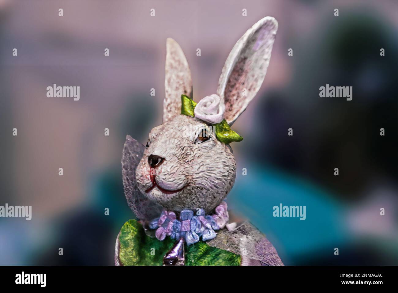 Tête et épaules de figurine de lapin de Pâques 2 - vêtu de vêtements brillants - arrière-plan abstrait flou et espace pour la copie Banque D'Images