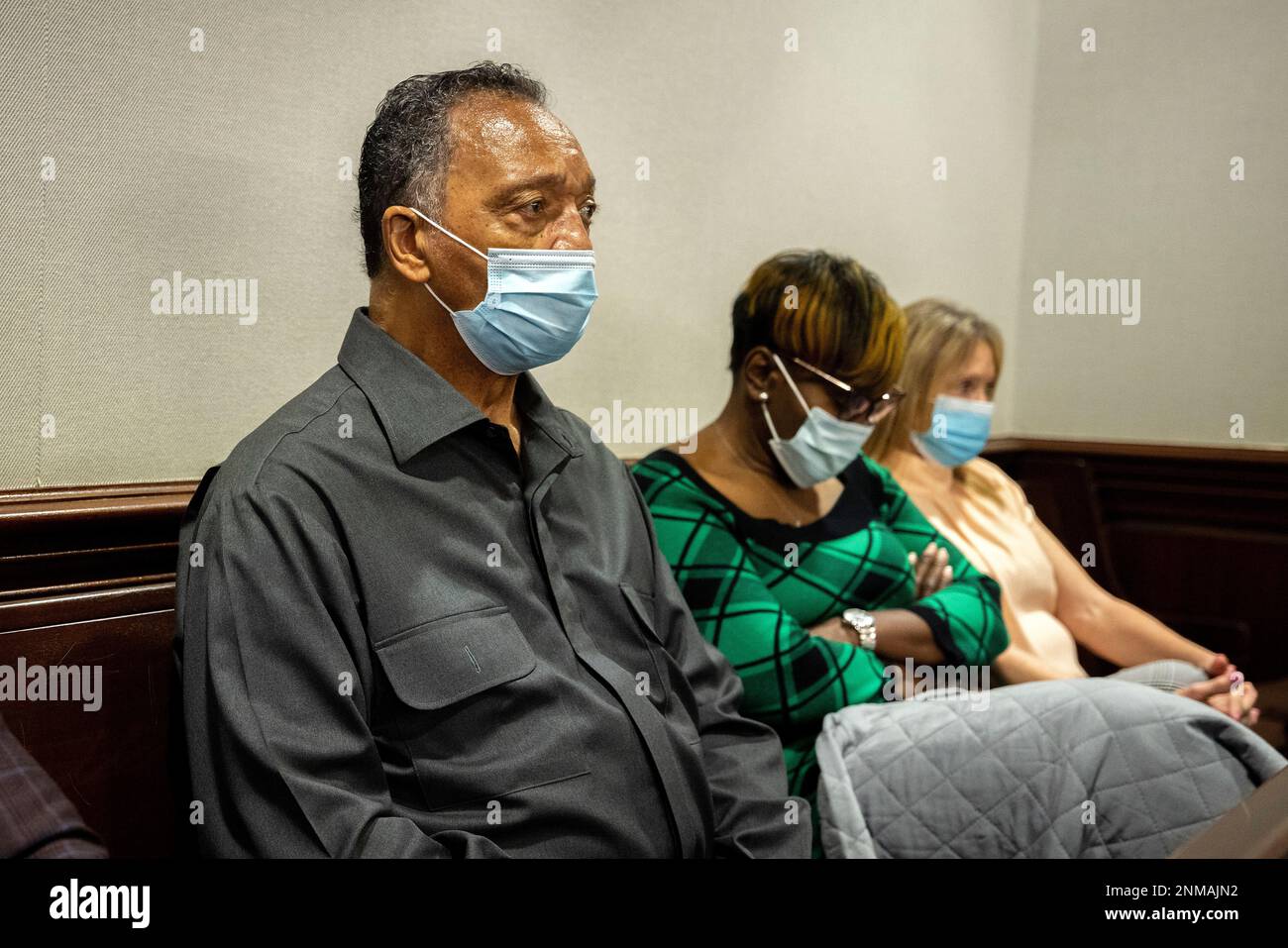 The Rev. Jesse Jackson, left, sits with Ahmaud Arbery's mother, Wanda Cooper-Jones, center, during the trial of Greg McMichael and his son, Travis McMichael, and a neighbor, William "Roddie" Bryan in the Glynn County Courthouse, Monday, Nov. 15, 2021, in Brunswick, Ga. The three are charged with the February 2020 slaying of 25-year-old Ahmaud Arbery. (AP Photo/Stephen B. Morton, Pool) Banque D'Images