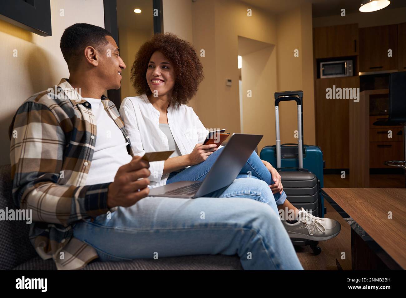 Guy et sa petite amie sont assis sur le canapé Banque D'Images