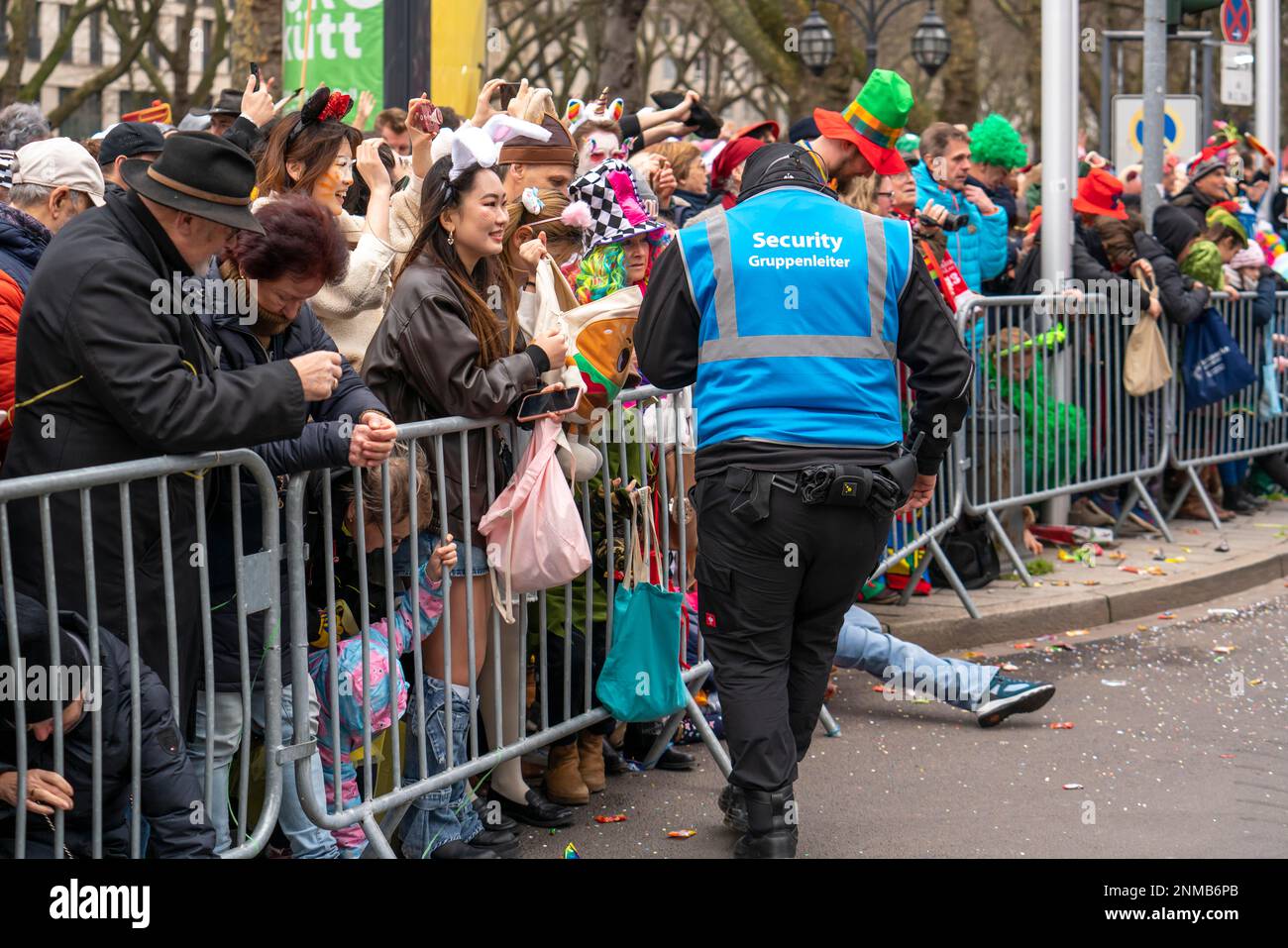 Rosier lundi procession à Düsseldorf, Services de sécurité privés, sécurité utilisée au carnaval de rue, NRW, Allemagne Banque D'Images