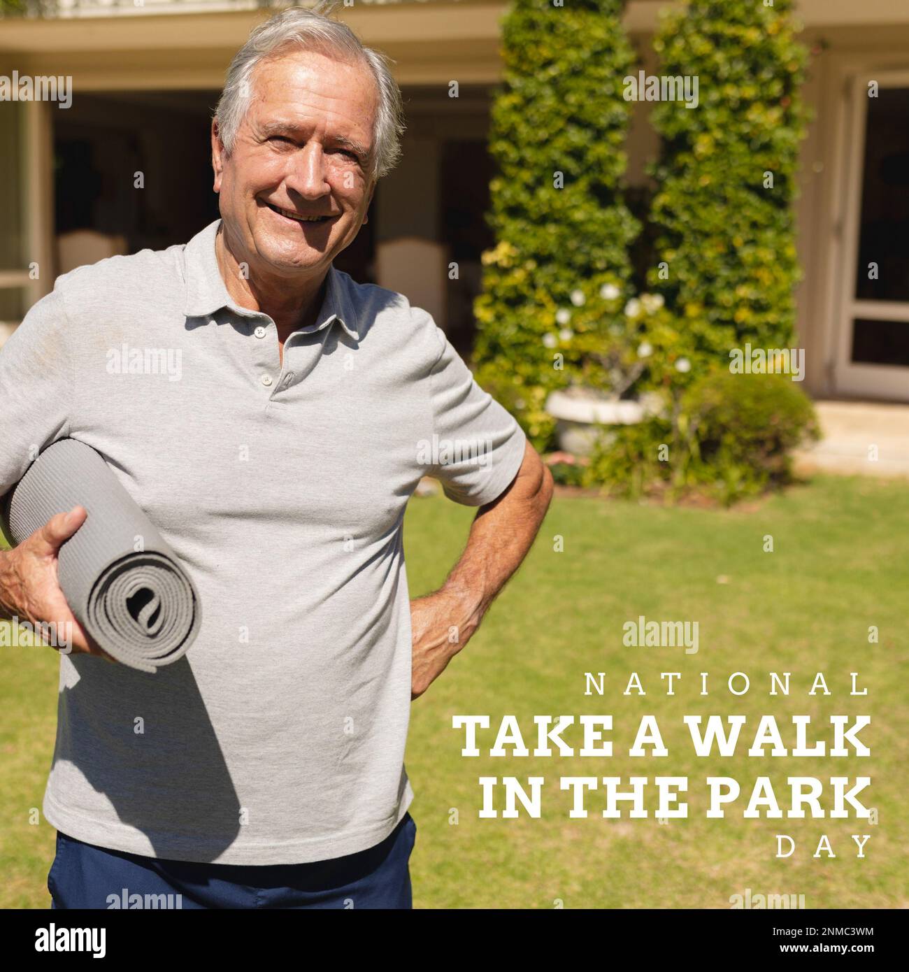 National Prenez une promenade dans le texte de jour de parc au-dessus de l'homme caucasien senior heureux avec tapis de yoga dans le jardin Banque D'Images