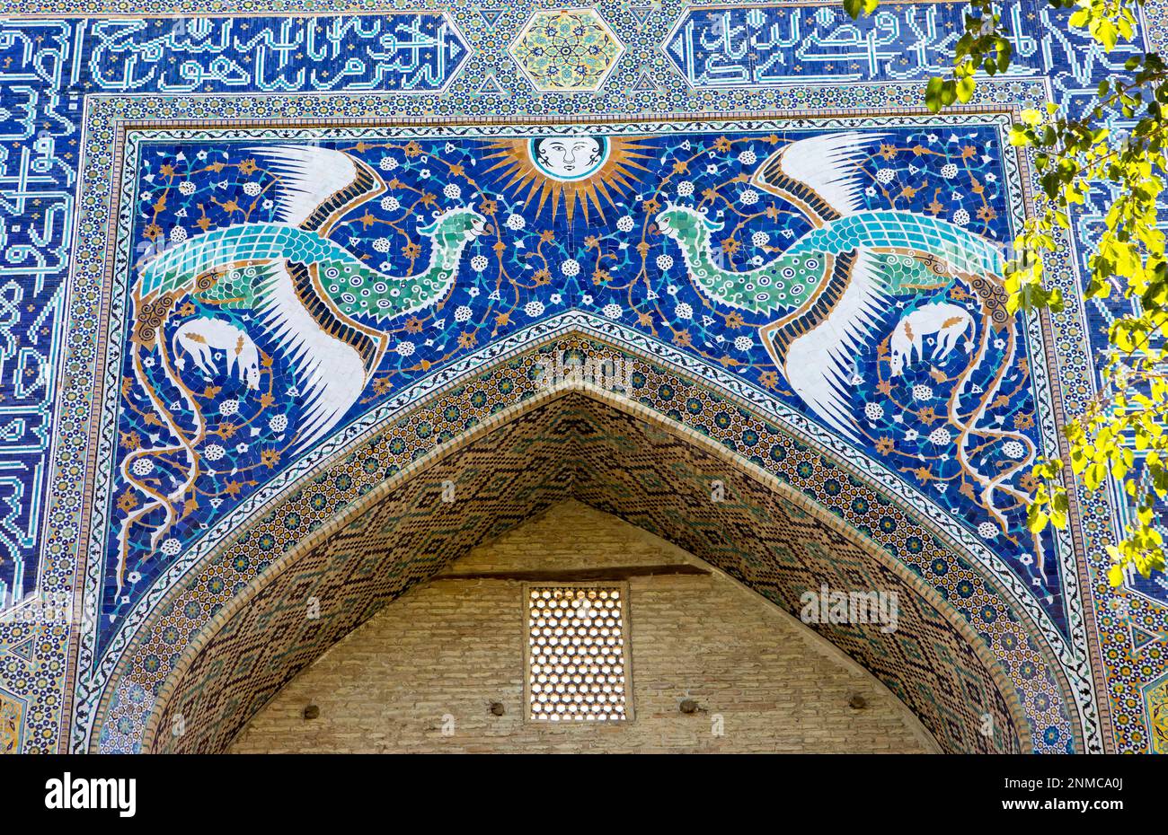 Détail, l'ornementation, porte principale de Nadir Divanbegi Medressa, Boukhara, Ouzbékistan Banque D'Images