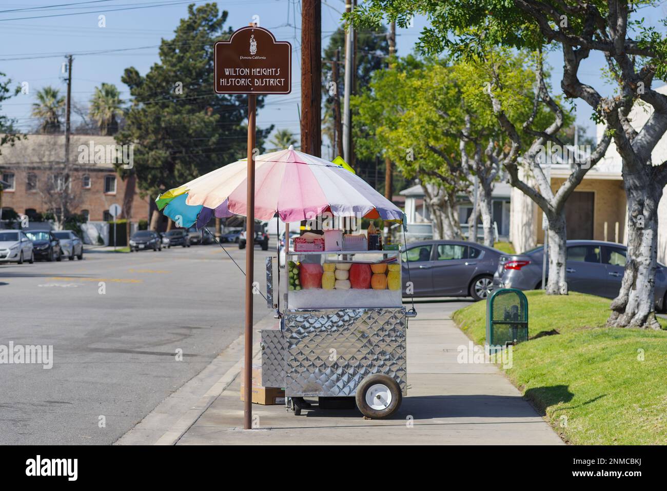 Chariot de fruits de rue montré dans le comté de Los Angeles lors d'une journée ensoleillée. Banque D'Images