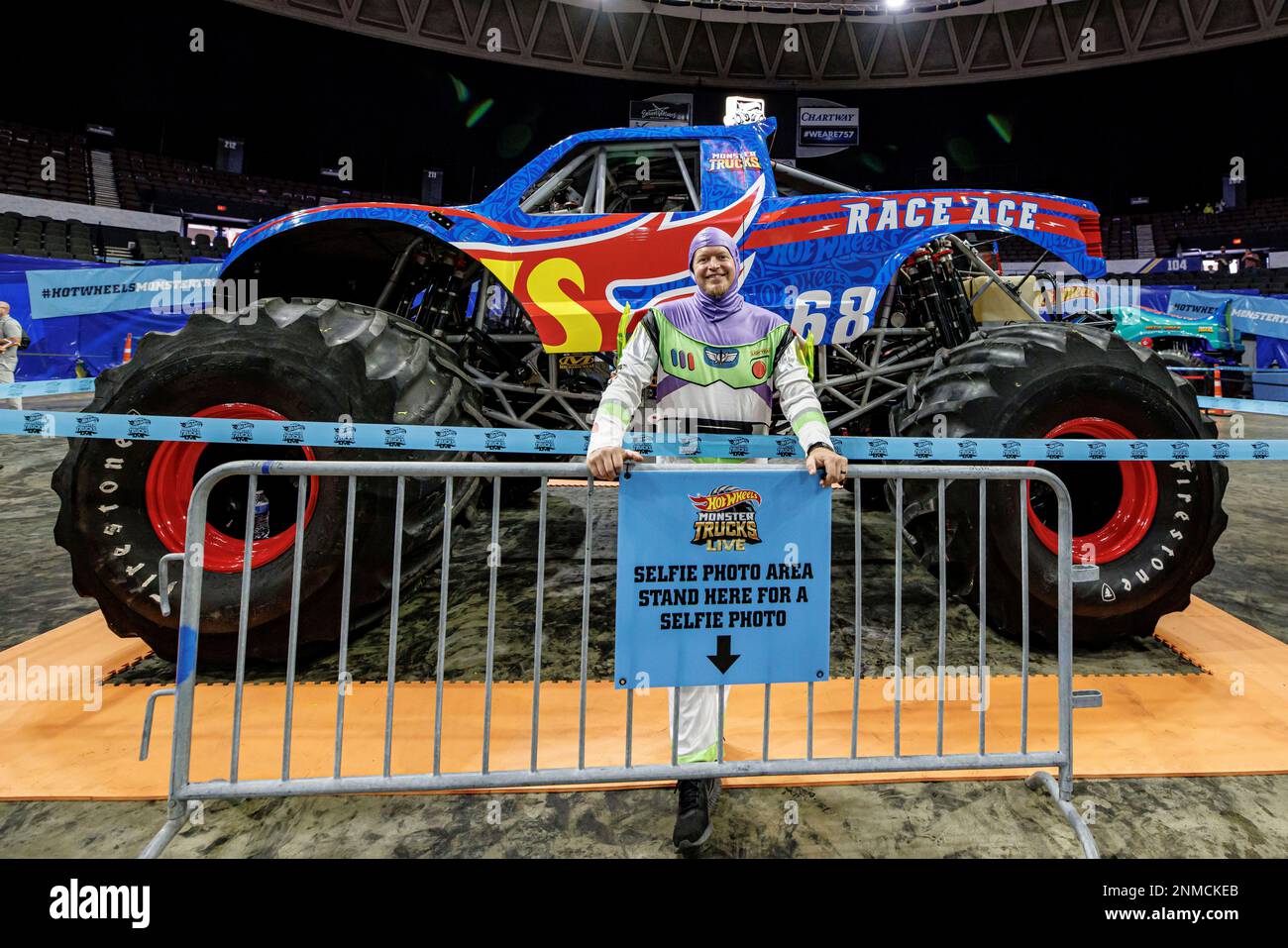 NORFOLK, VA - OCTOBER 31: Monster Truck Race Ace driver Darron Schnell ready to greet fans in a Halloween costume at the Crash Zone Pre-Show Party at Hot Wheels Monster Trucks Live on October 31, 2021, at Scope Arena in Norfolk, VA. (Photo by Annette Holloway/Icon Sportswire) (Icon Sportswire via AP Images) Banque D'Images