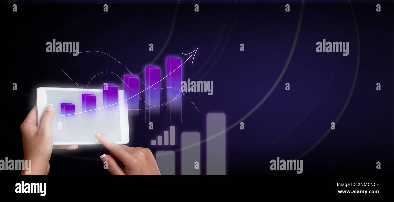 Deux mains tenant le téléphone portable et appuyez sur l'écran. Téléphone portable présentant de nouvelles technologies futuristes. Palmiers transportant un téléphone portable en retard Banque D'Images