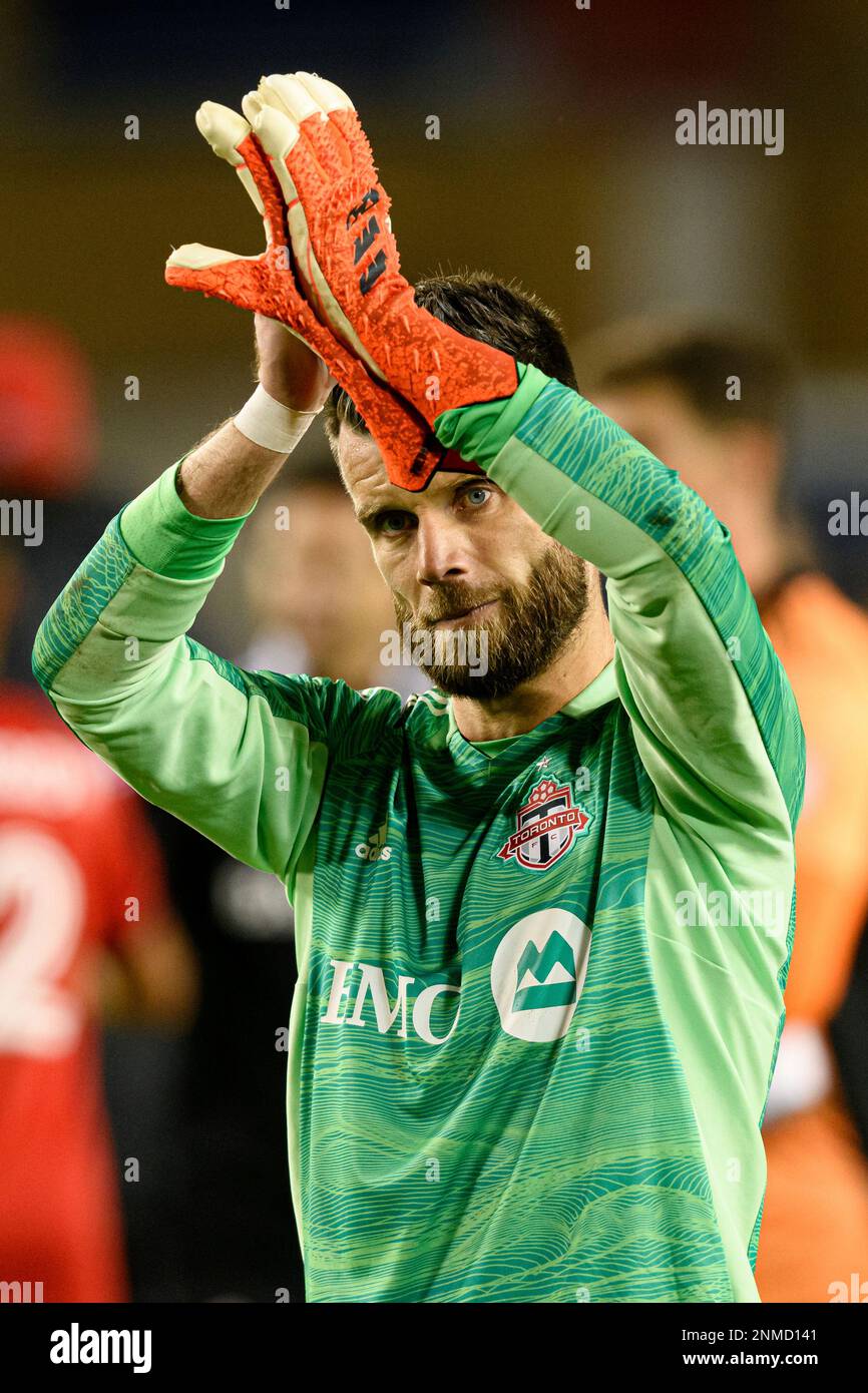 TORONTO, ON - OCTOBER 27: Toronto FC goalkeeper Quentin Westberg (16) applauds the fans after MLS Soccer regular season game between the Philadelphia Union and the Toronto FC on October 27, 2021, at BMO Field in Toronto, ON, Canada. (Photo by Julian Avram/Icon Sportswire) (Icon Sportswire via AP Images) Banque D'Images