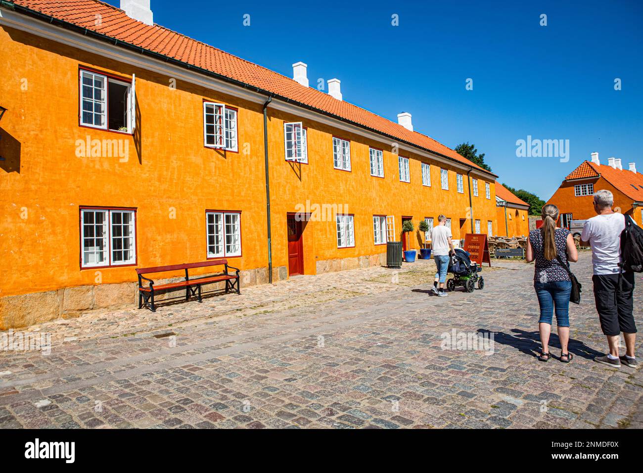 ELSINORE, DANEMARK – 3 AOÛT 2018 : touristes à l'extérieur de l'aincient château de Kronborg à Elsinore (Helsingør), Danemark. Banque D'Images