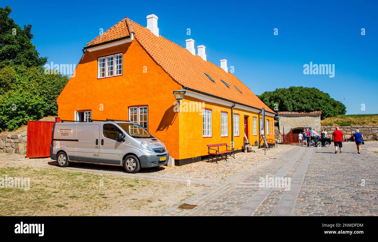 ELSINORE, DANEMARK – 3 AOÛT 2018 : touristes à l'extérieur de l'aincient château de Kronborg à Elsinore (Helsingør), Danemark. Banque D'Images