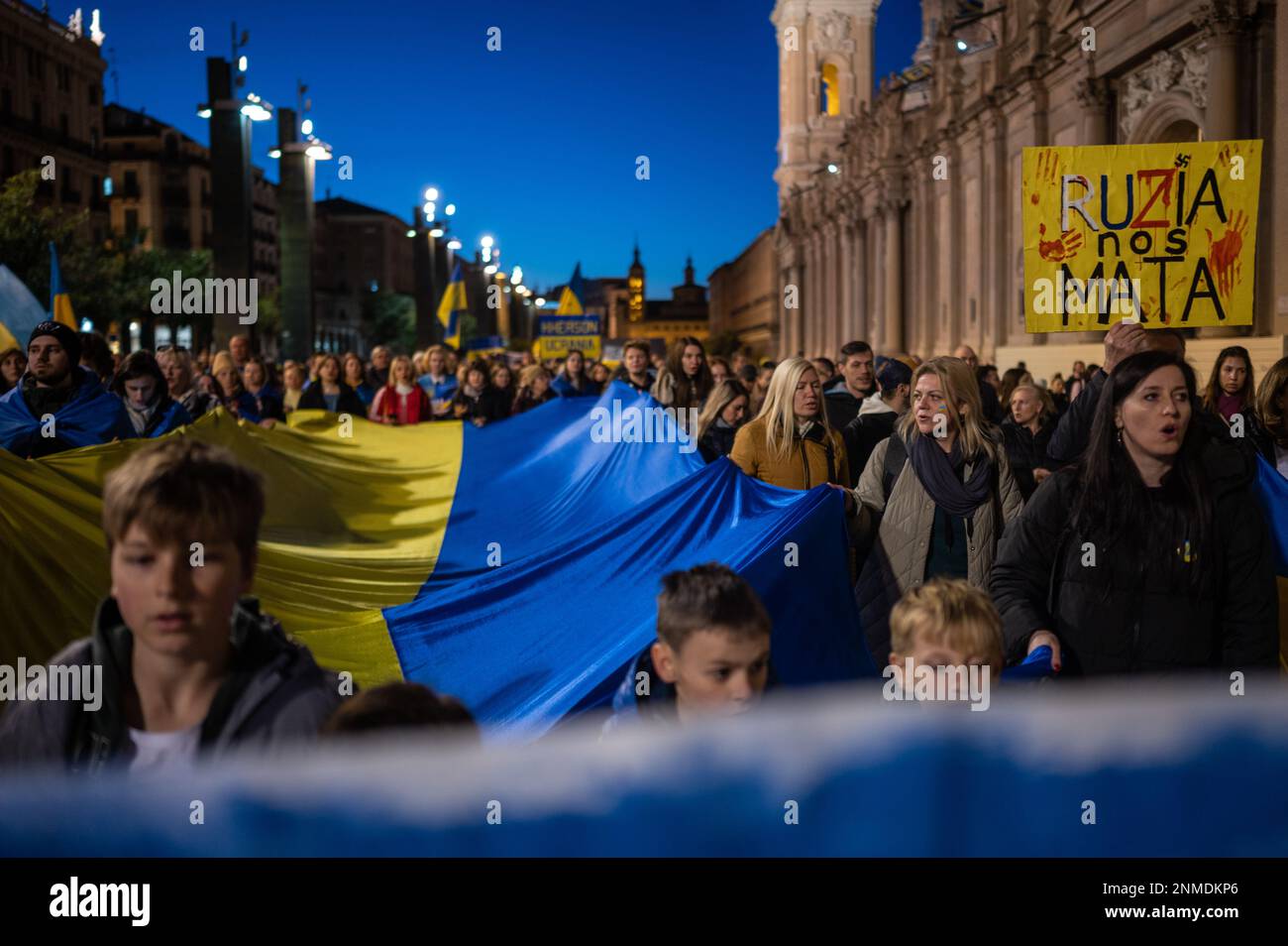 Des centaines de personnes, y compris des réfugiés ukrainiens, protestent à l'occasion de l'anniversaire de la guerre de la Russie contre l'Ukraine, à Plaza del Pilar, Saragosse, Espagne, Frid Banque D'Images