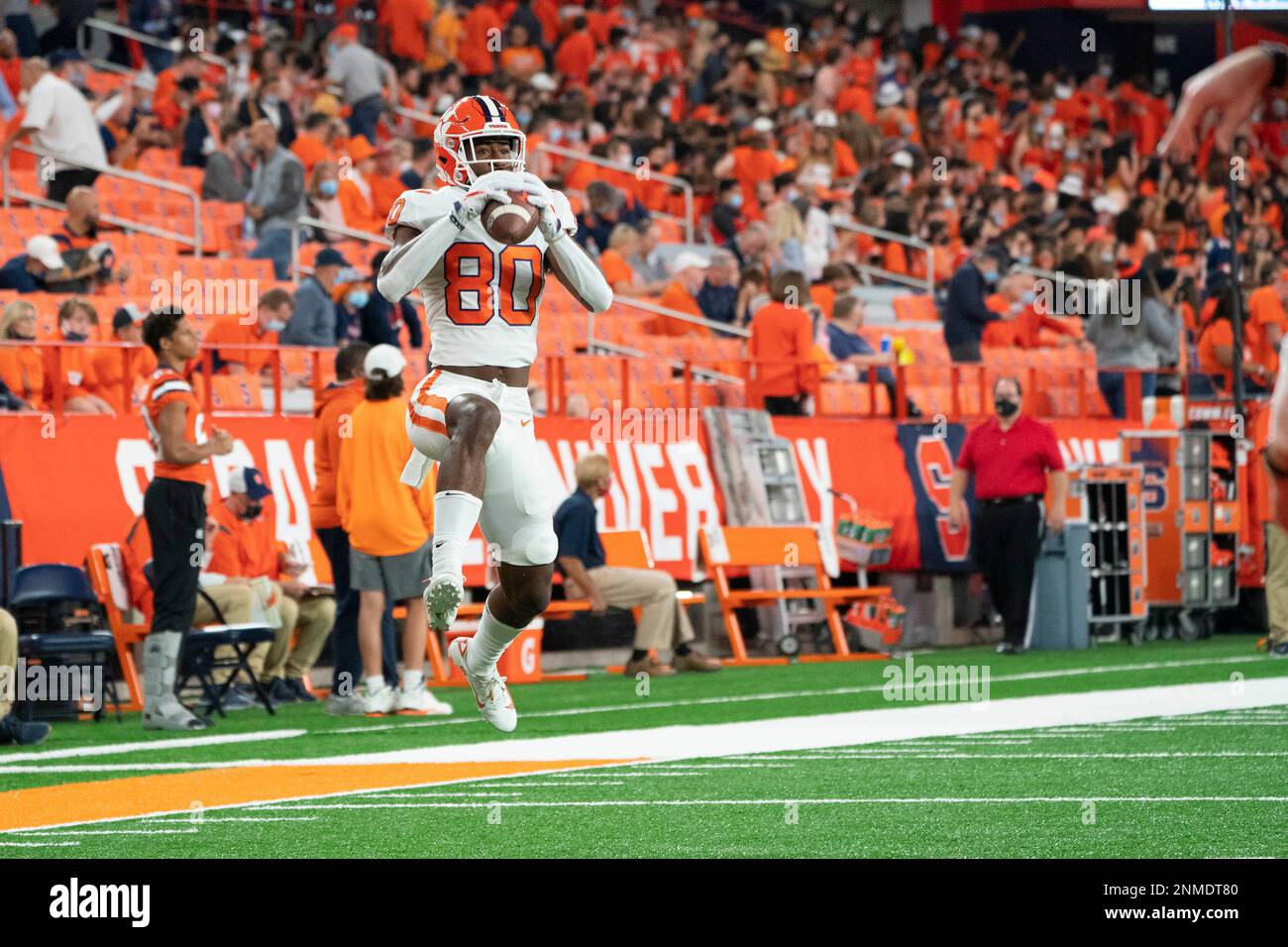 SYRACUSE, NY - OCTOBER 15: Clemson Tigers Wide Receiver Beaux Collins (80) warms up prior to the College Football game between the Clemson Tigers and the Syracuse Orange on October 15, 2021, at the Carrier Dome in Syracuse, NY. (Photo by Gregory Fisher/Icon Sportswire) (Icon Sportswire via AP Images) Banque D'Images