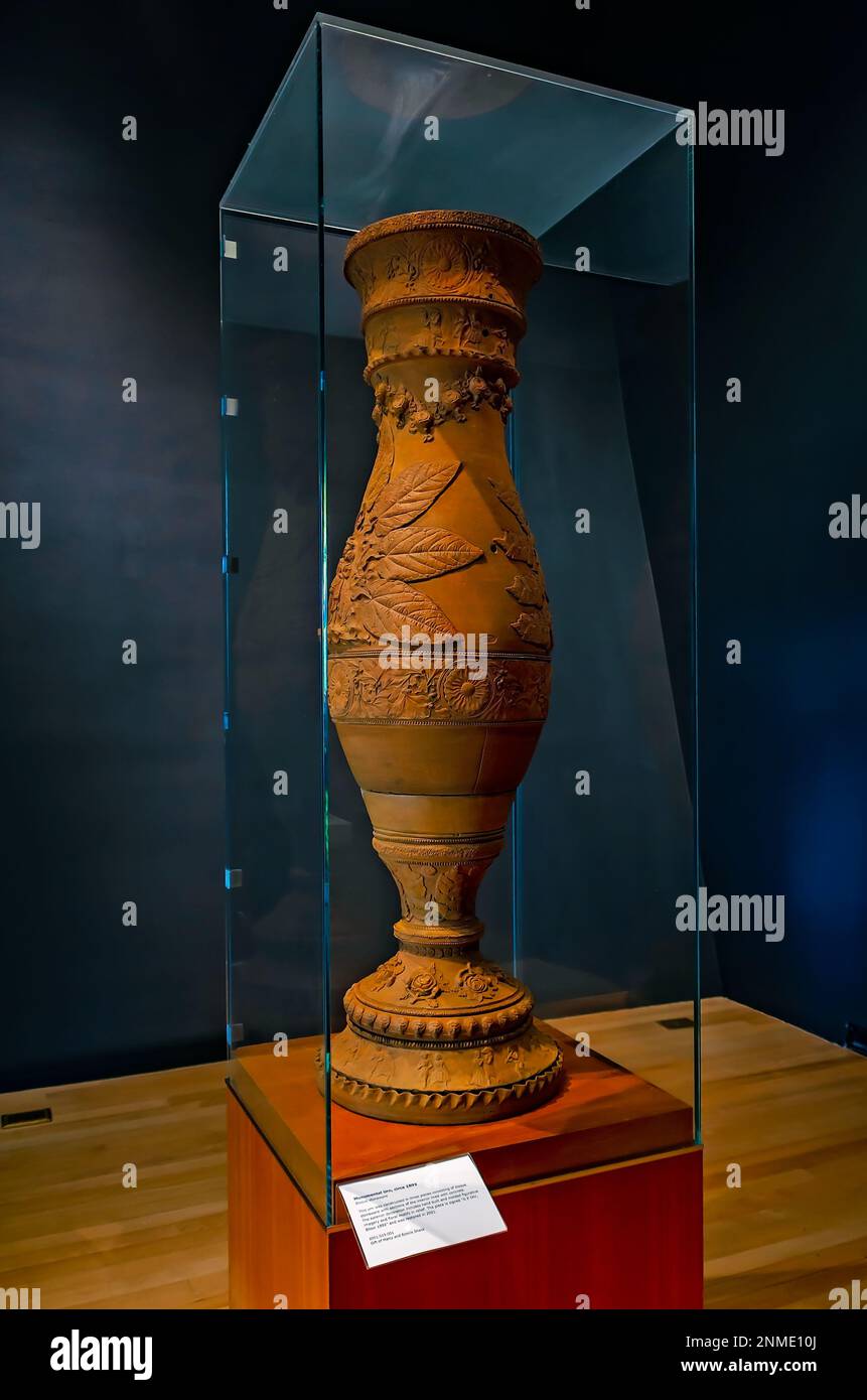 Une urne monumentale créée par le maître du Mississippi potter George OHR en 1892 est exposée au Musée d’art OHR-O’Keefe à Biloxi, Mississippi. Banque D'Images