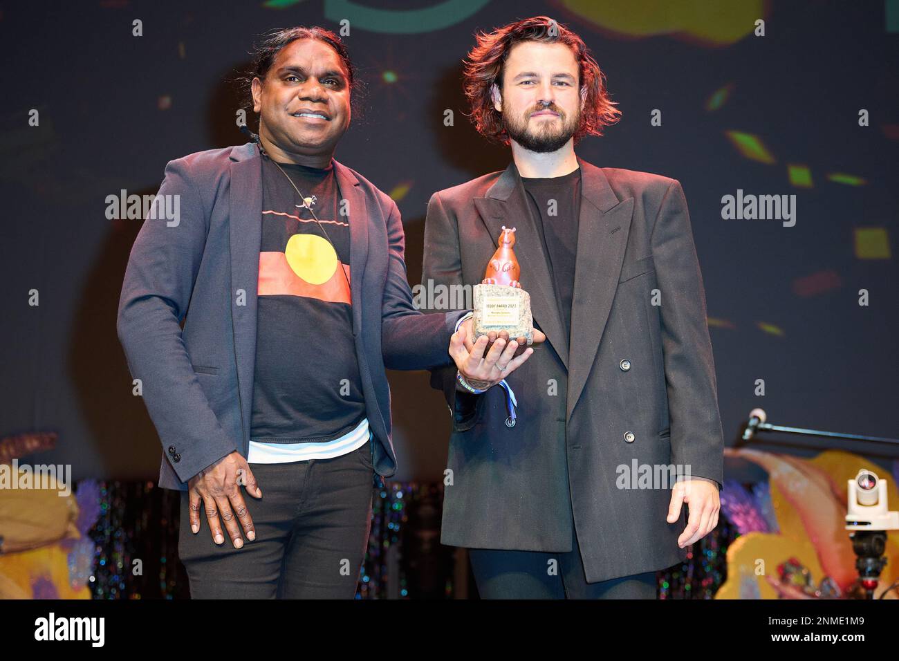 Berlin, Allemagne. 24th févr. 2023. Derik Lynch (l) et l'écrivain Matthew Thorne sont heureux du prix dans la catégorie « meilleur court-métrage » lors de la cérémonie des Teddy Awards 37th en marge de la Berlinale. Le film Teddy for Best est allé à leur production nigériane « toutes les couleurs du monde sont entre le noir et le blanc ». Le Festival international du film 73rd aura lieu à Berlin du 16 au 26 février 2023. Credit: Annette Riedl/dpa/Alay Live News Banque D'Images