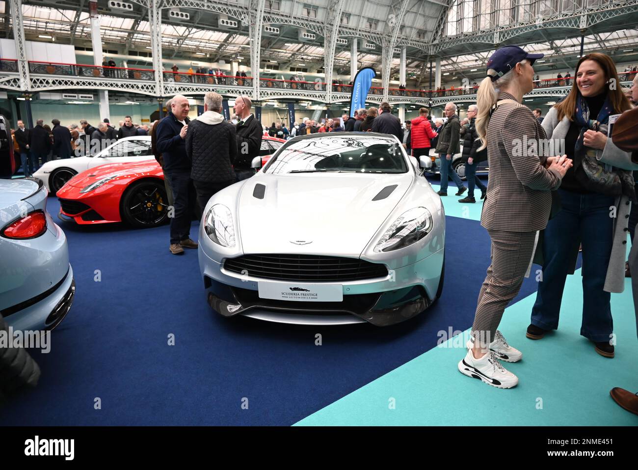 Aujourd'hui à sa neuvième année, le London Classic car Show est l'événement incontournable pour tous les acheteurs, collectionneurs et passionnés de voitures classiques. L'équipe du Classic car Show est responsable de la création de certains des événements Classic car les plus passionnants et les plus emblématiques du Royaume-Uni. Elle offre aux visiteurs une formidable opportunité de rejoindre le mouvement des voitures classiques, Le spectacle verra une collection de 100 voitures classiques et collectrices fines et variées, sous le marteau de l’historien, le samedi 25th février. Banque D'Images