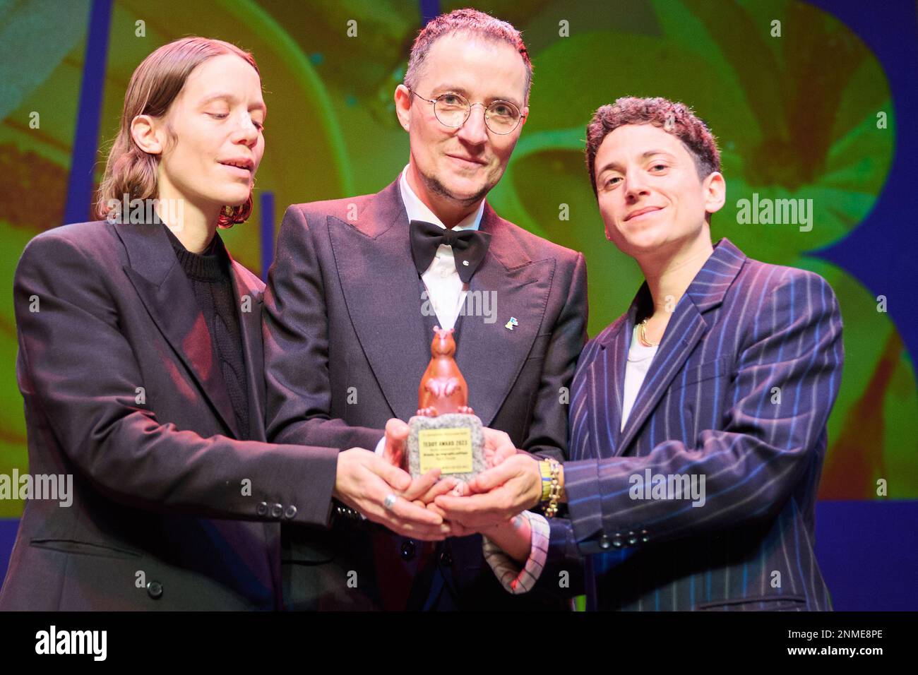 Berlin, Allemagne. 24th févr. 2023. Le réalisateur Paul B. Preciado (m), Elios Levy (r) et un membre de la troupe sont heureux du prix dans la catégorie « meilleur documentaire » pour leur film « Orlando, ma biographie politique » lors de la cérémonie des Teddy Awards 37th en marge de la Berlinale. Le film Teddy for Best est allé à sa production nigériane « toutes les couleurs du monde sont entre le noir et le blanc ». Le Festival international du film 73rd aura lieu à Berlin du 16 au 26 février 2023. Credit: Annette Riedl/dpa/Alay Live News Banque D'Images