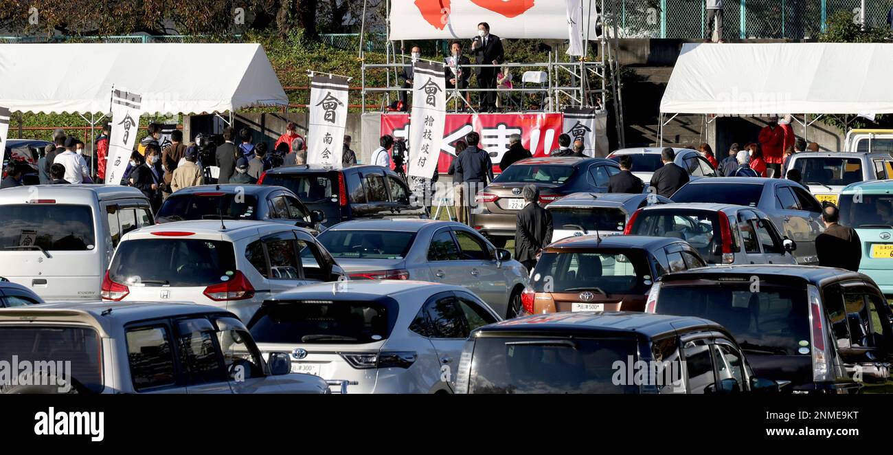 Voters listen to a campaign speech of Lower House election candidates in their cars to prevent the infection with the new coronavirus COVID-19 during an event "Drive-in individual speech" in Aizuwakamatsu City, Fukushima Prefecture on October 24, 2021. ( The Yomiuri Shimbun via AP Images ) Banque D'Images