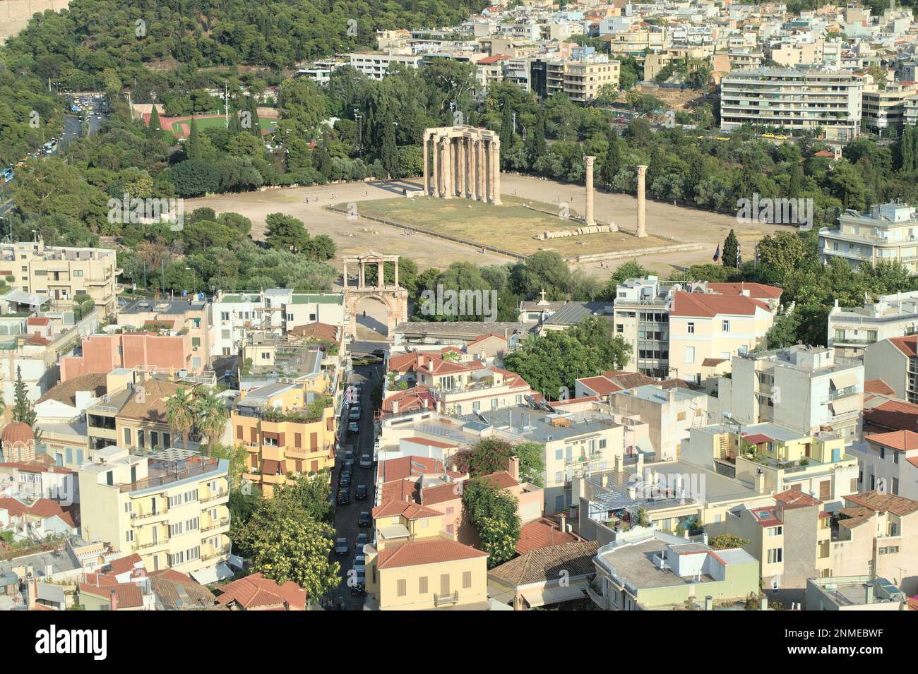 Paysage urbain d'Athènes et temple de Zeus olympique. Banque D'Images