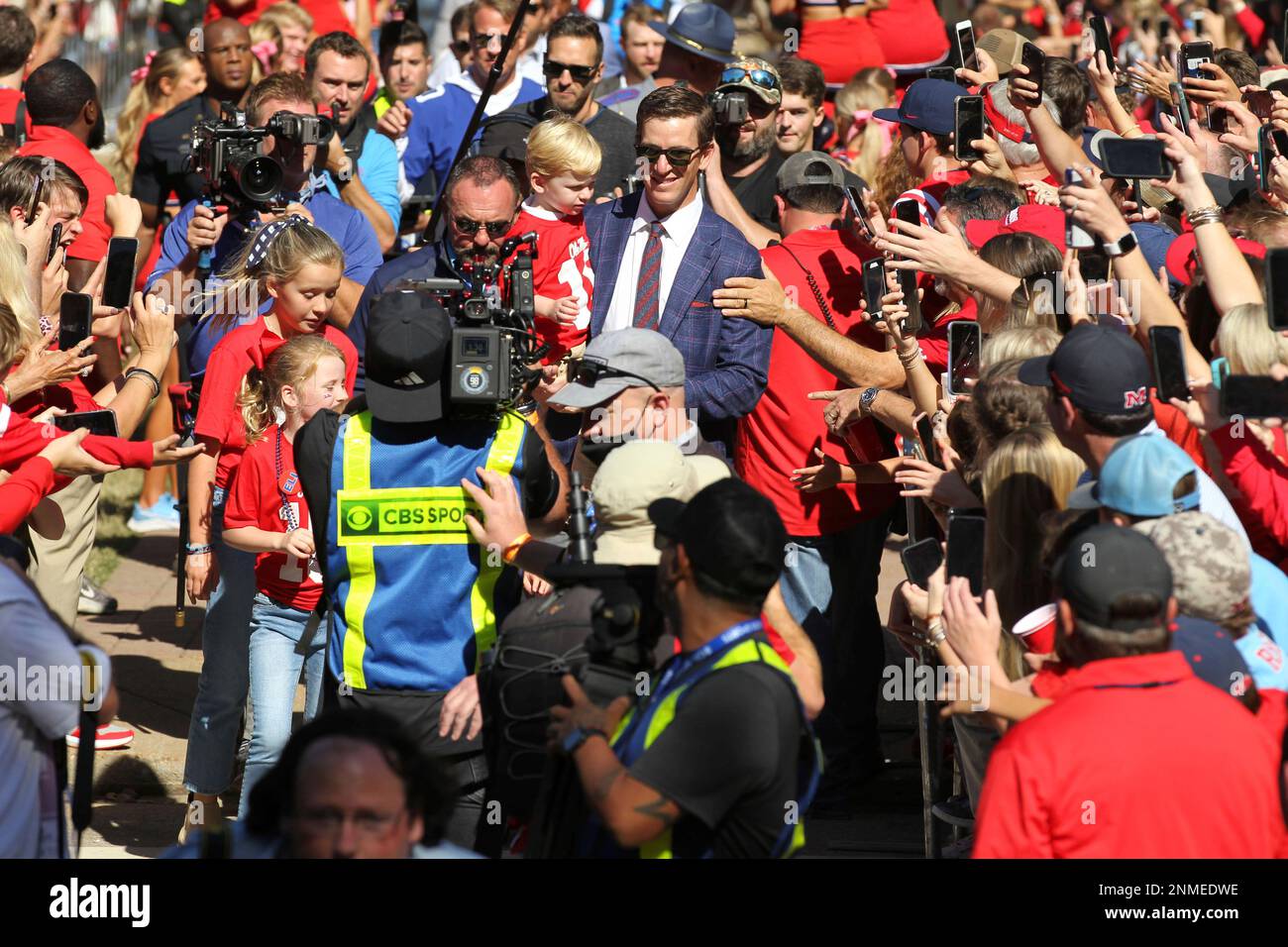 Former Mississippi quarterback Eli Manning Eli Manning leads the team through The Grove during the traditional "Walk of Champions" in Oxford, Miss., Saturday, Oct. 23, 2021. The school will retire his number during a halftime ceremony of an NCAA college football game against LSU. (Thomas Wells/The Northeast Mississippi Daily Journal via AP) Banque D'Images