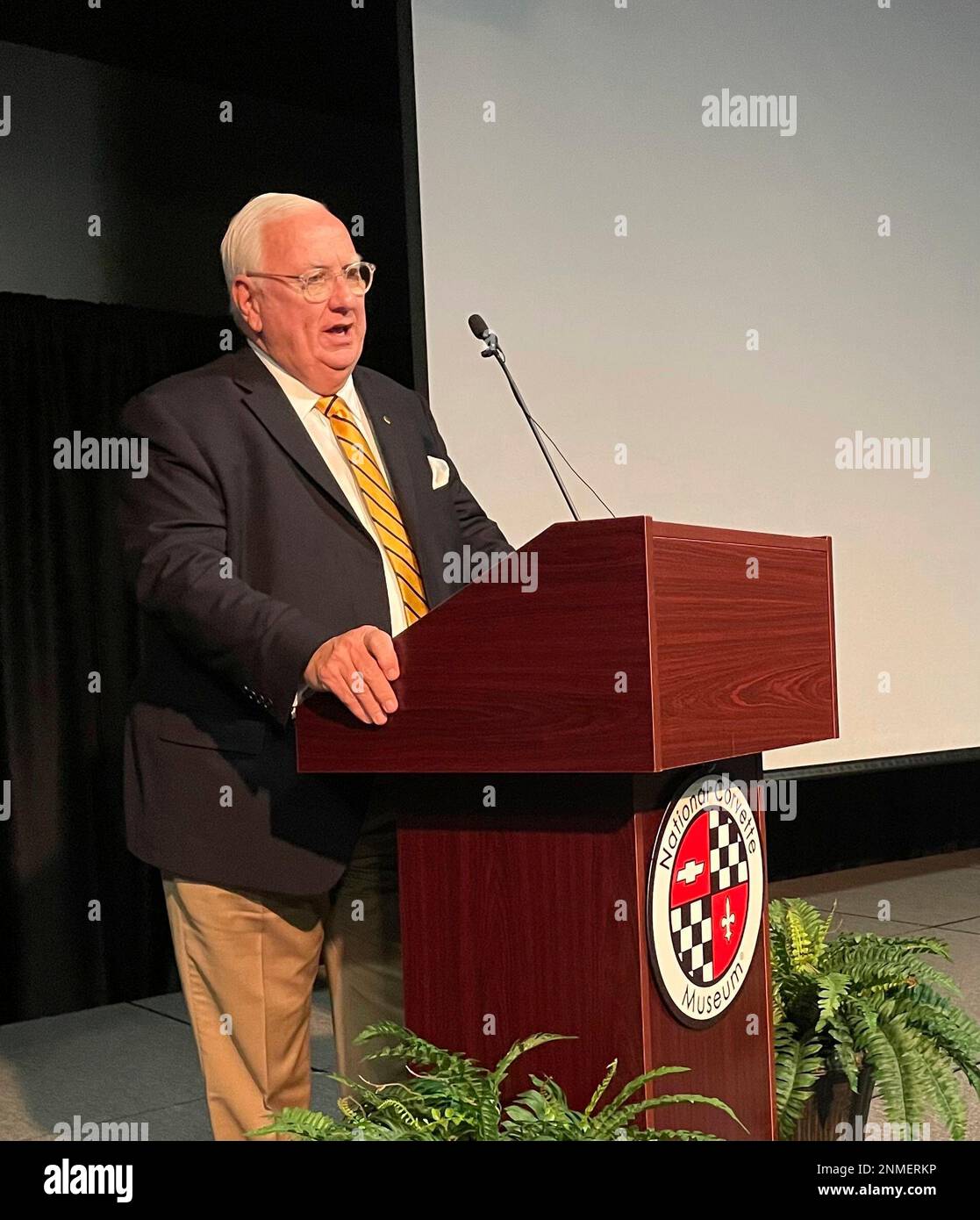 Mike Murphy speaks during "Murf Roast and Toast" at the National Corvette Museum.that raised more than $128,000 for the Housing Authority of Bowling Green's education programs Thursday, Oct. 14, 2021 in Bowling Green, Ky. (Don Sergent/Daily News via AP) Banque D'Images