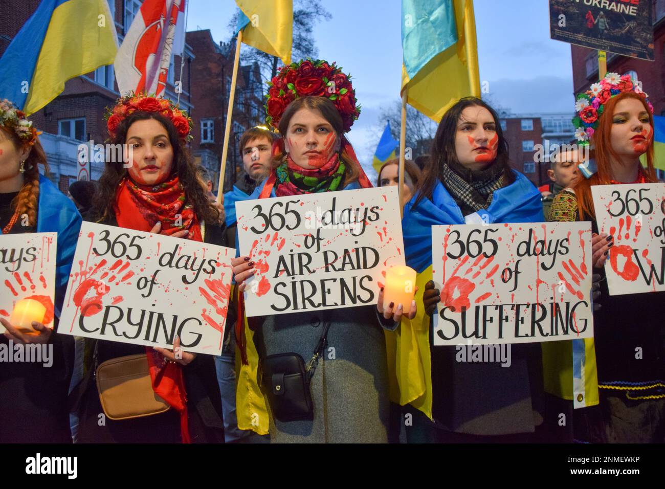 Londres, Royaume-Uni. 24th février 2023. Des manifestants à l'extérieur de l'ambassade de Russie. Des milliers de personnes ont défilé de Holland Park à l'ambassade de Russie au cours d'une manifestation pro-ukrainienne à l'occasion du premier anniversaire de l'invasion russe. Banque D'Images