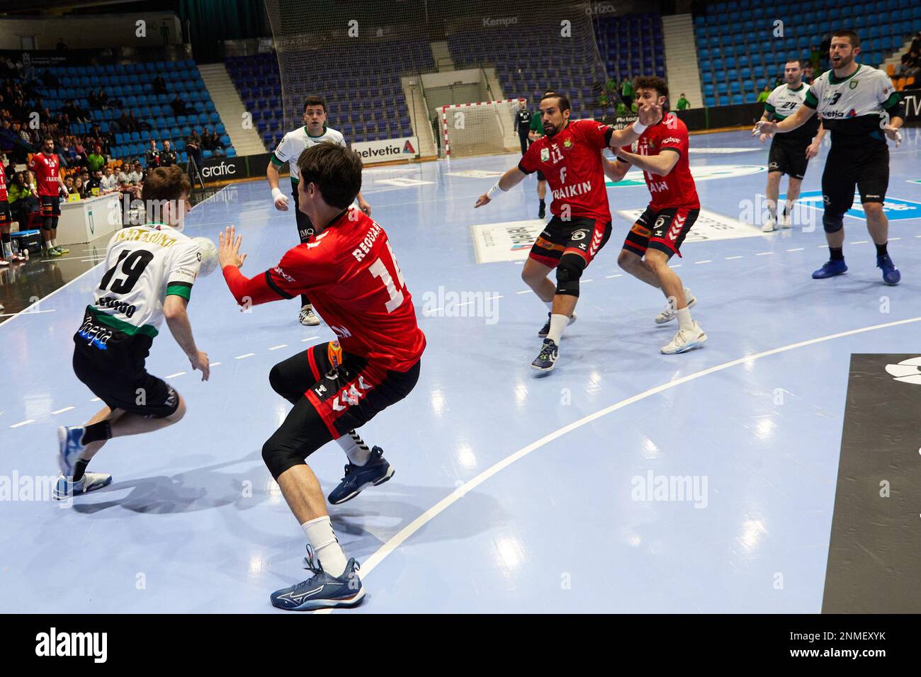 Pampelune, Espagne. 24th février 2023. Sports. Handball. Mikel Redondo (19-Helvetia Anaitasuna), Bruno Reguart (14-Fraikin BM. Granollers), Esteban Salinas (11-Fraikin BM. Granollers), Adria Martinez (17-Fraikin BM. Granollers), Antonio Bazan (3-Helvetia Anaitasuna) et Jan Gurri (6-Fraikin BM. Granollers) pendant le match de handball de la ligue Asobal de plénitude entre Helvetia Anaitasuna et Fraikin BM. Granollers au pavillon Anaitasuna à Pampelune (Espagne) sur 24 février 2023. Crédit: Iñigo Alzugaray/Alamy Live News Banque D'Images