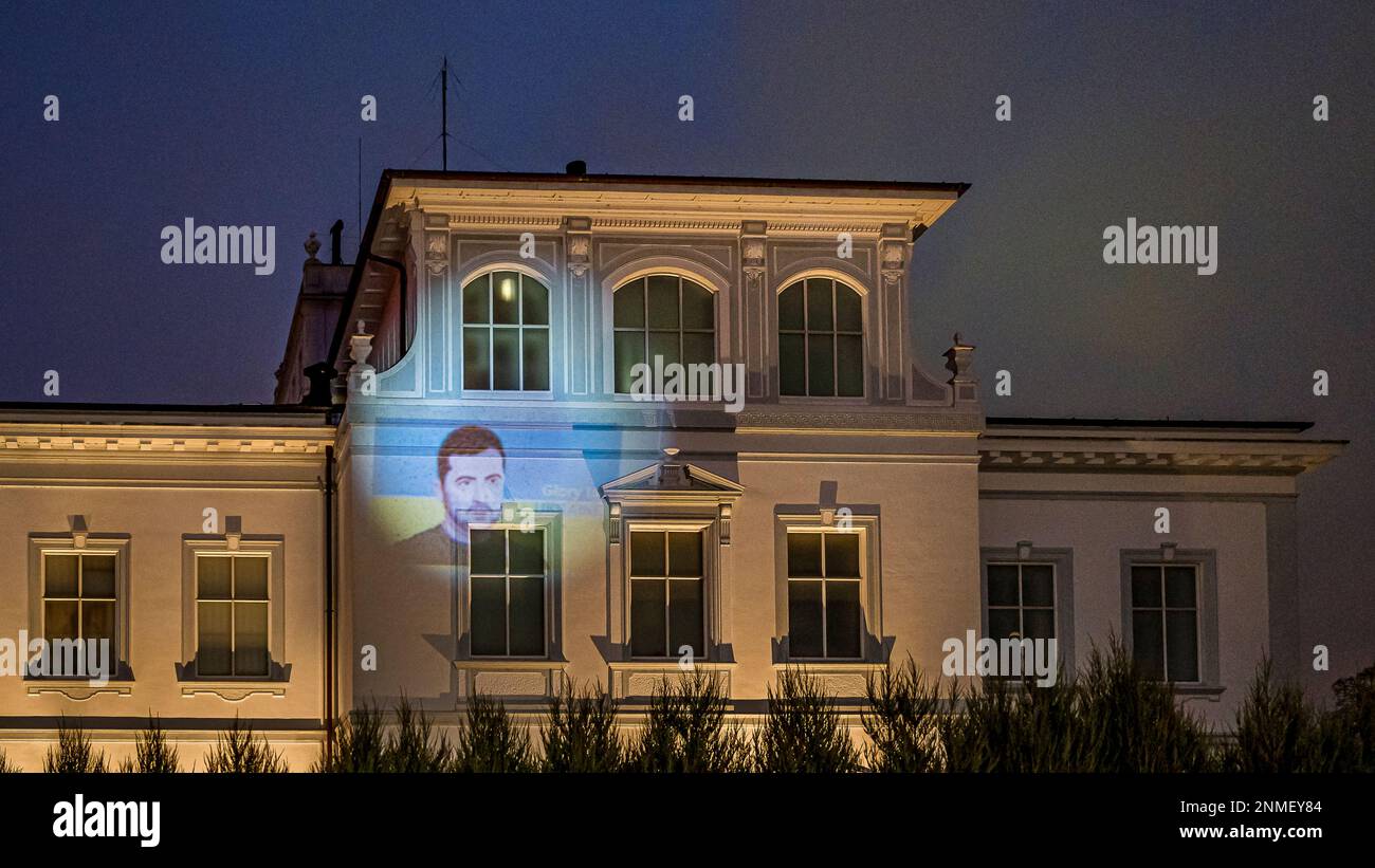 Projection d'une image de Volodymyr Zelenkyj sur la façade de l'ambassade de Russie à Copenhague, 24 février 2023 Banque D'Images
